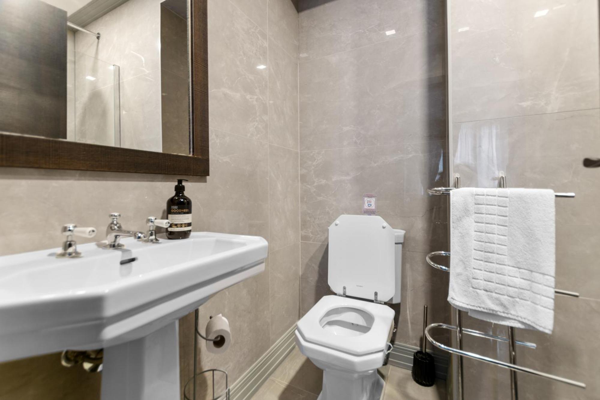 4bedroom, 3bath Retreat With Extra Toilet & Private Garden Oasis * London