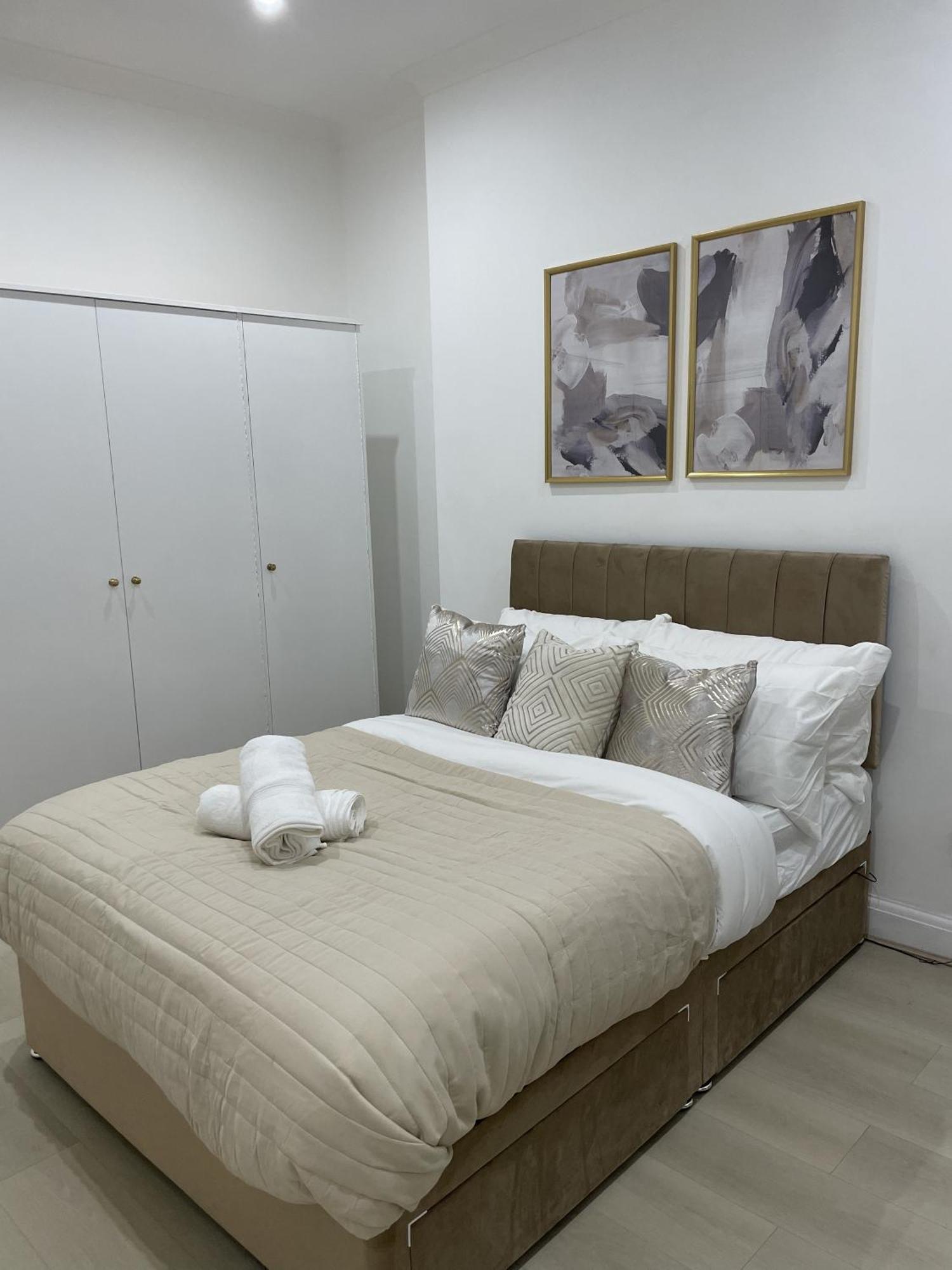 Stylish 2 Bed Luxury 10 Mins To Ldn Apartment *