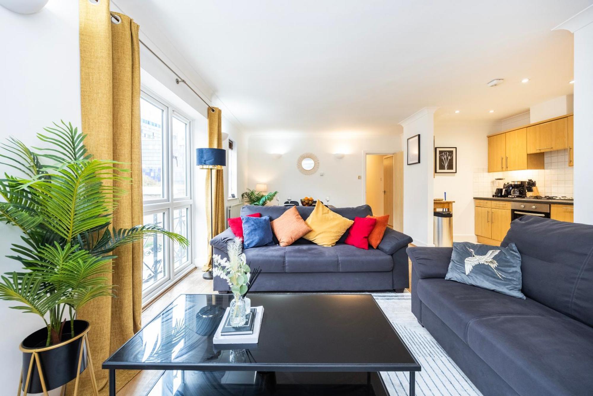 Cozy Haven - Bright 2br Apartment, Next To Major Station London