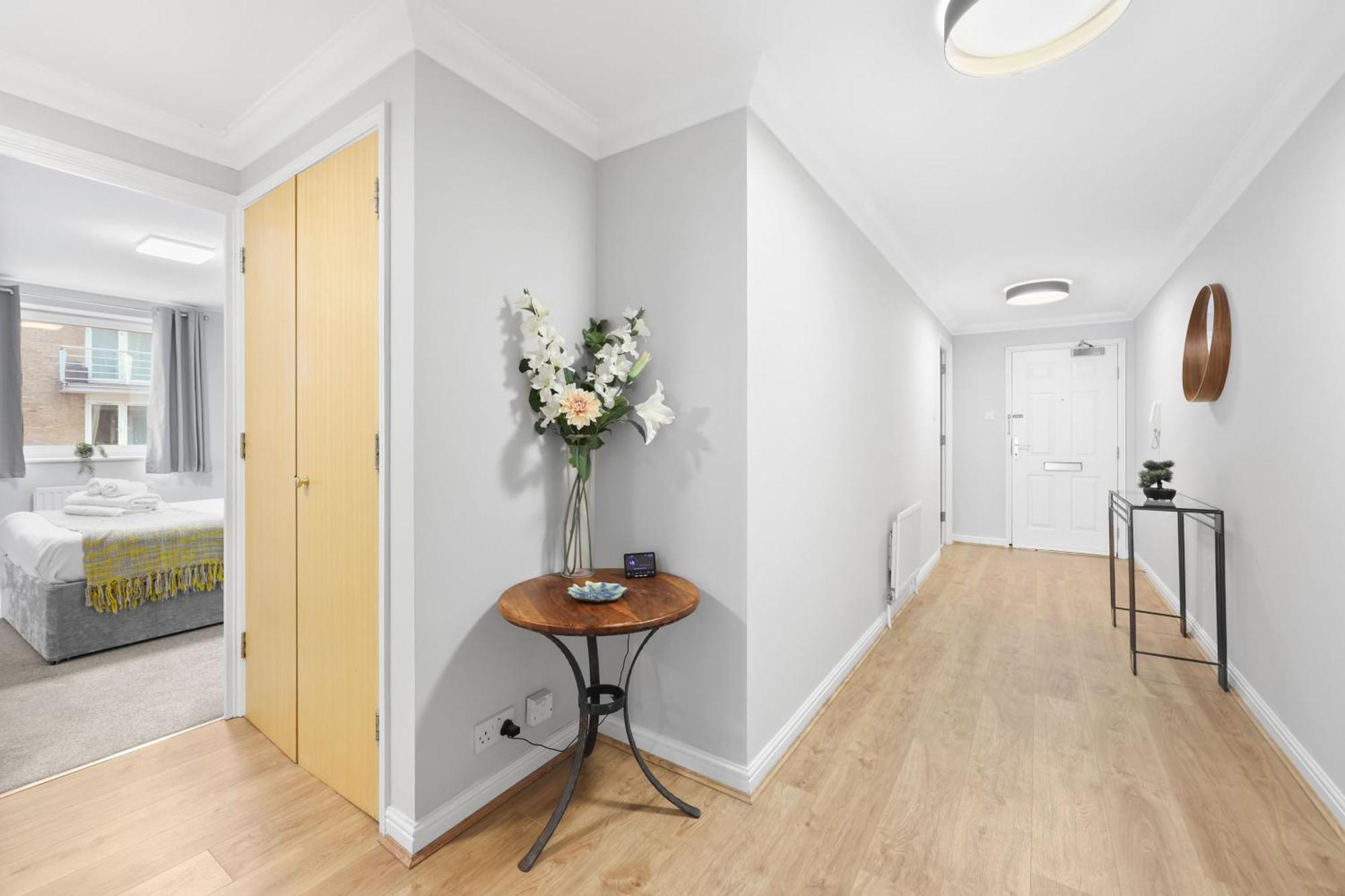 2 Bedroom Short Term & Flexible Renting Canary Wharf With Free Parking And Free Wifi London