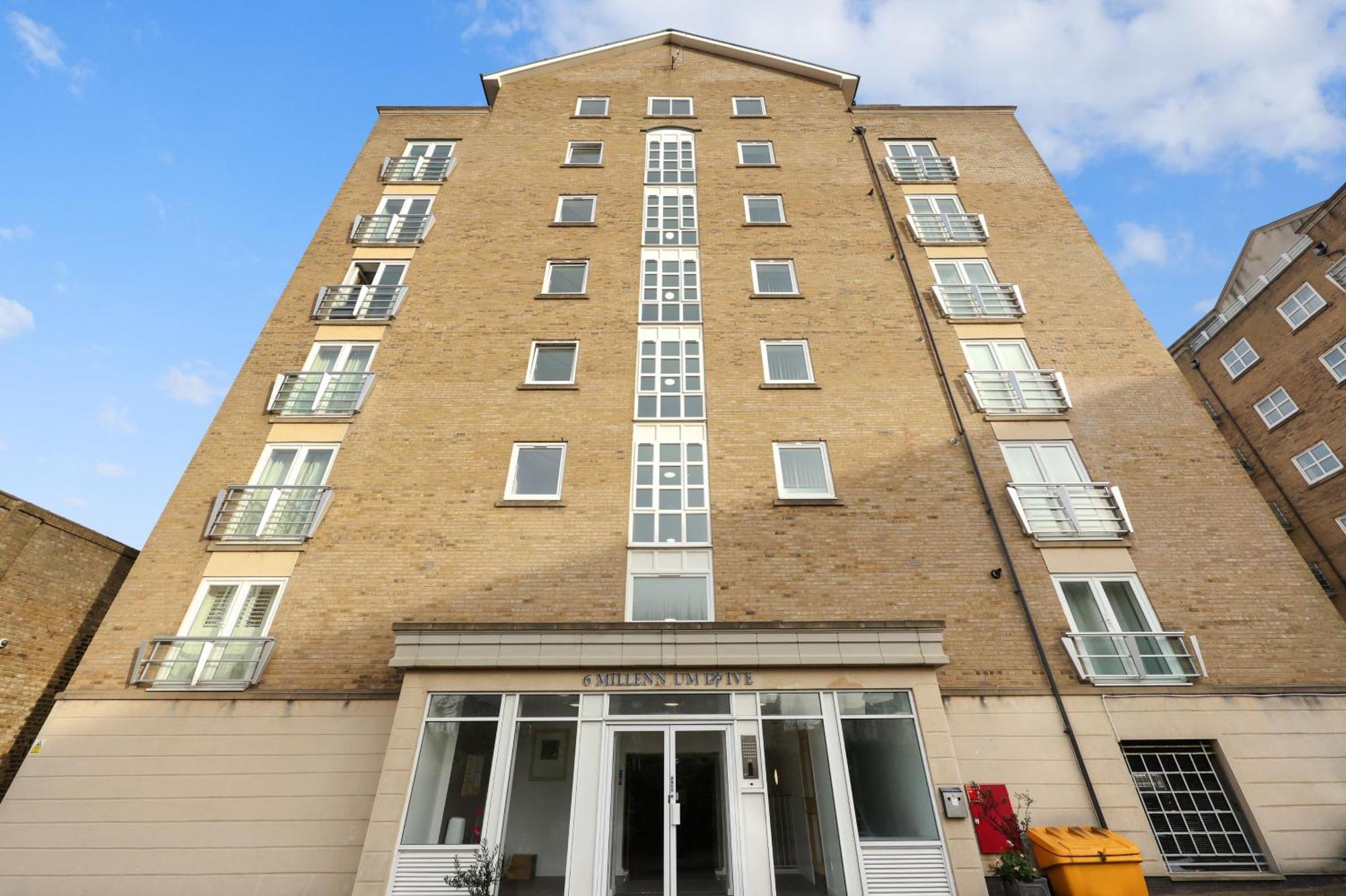 2 Bedroom Short Term & Flexible Renting Canary Wharf With Free Parking And Free Wifi Apartment London