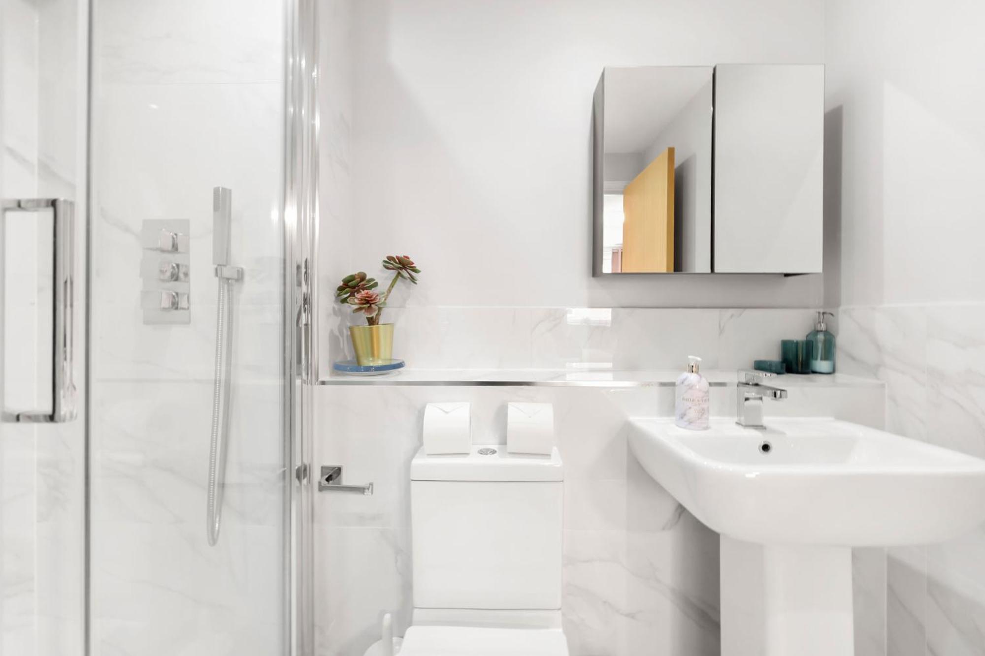 2 Bedroom Short Term & Flexible Renting Canary Wharf With Free Parking And Free Wifi Apartment