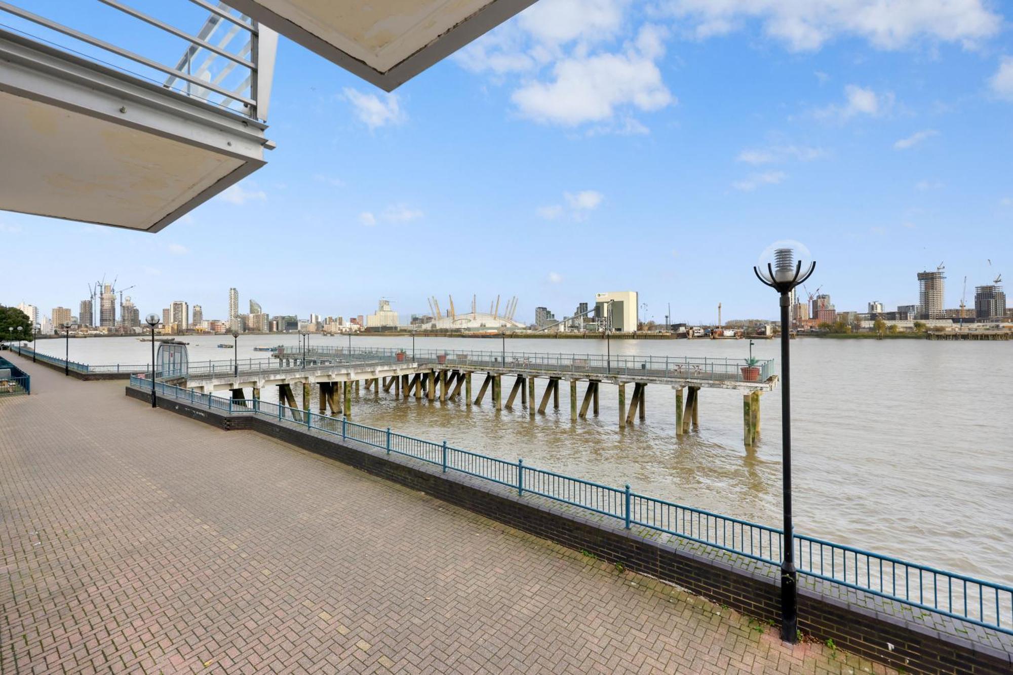 Apartment 2 Bedroom Short Term & Flexible Renting Canary Wharf With Free Parking And Free Wifi