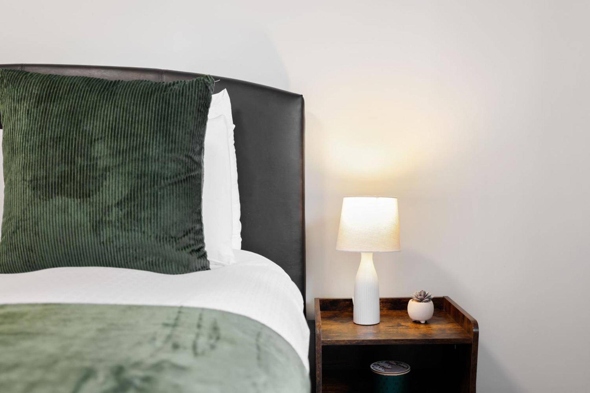 Apartment 2 Bedroom Short Term & Flexible Renting Canary Wharf With Free Parking And Free Wifi *