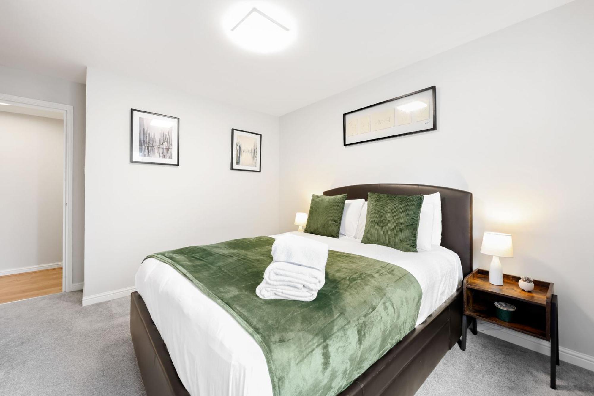 2 Bedroom Short Term & Flexible Renting Canary Wharf With Free Parking And Free Wifi Apartment *