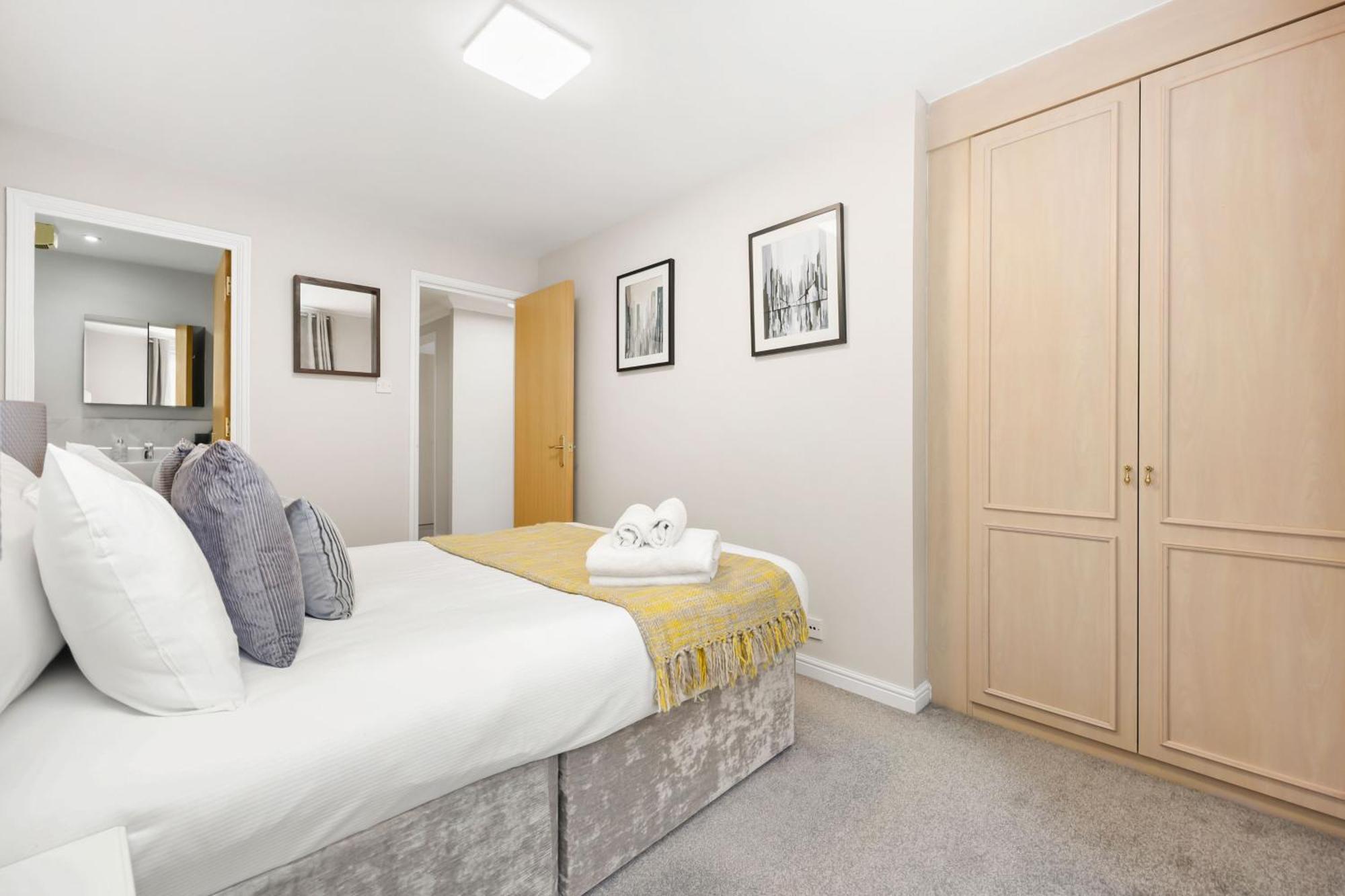 Apartment 2 Bedroom Short Term & Flexible Renting Canary Wharf With Free Parking And Free Wifi *