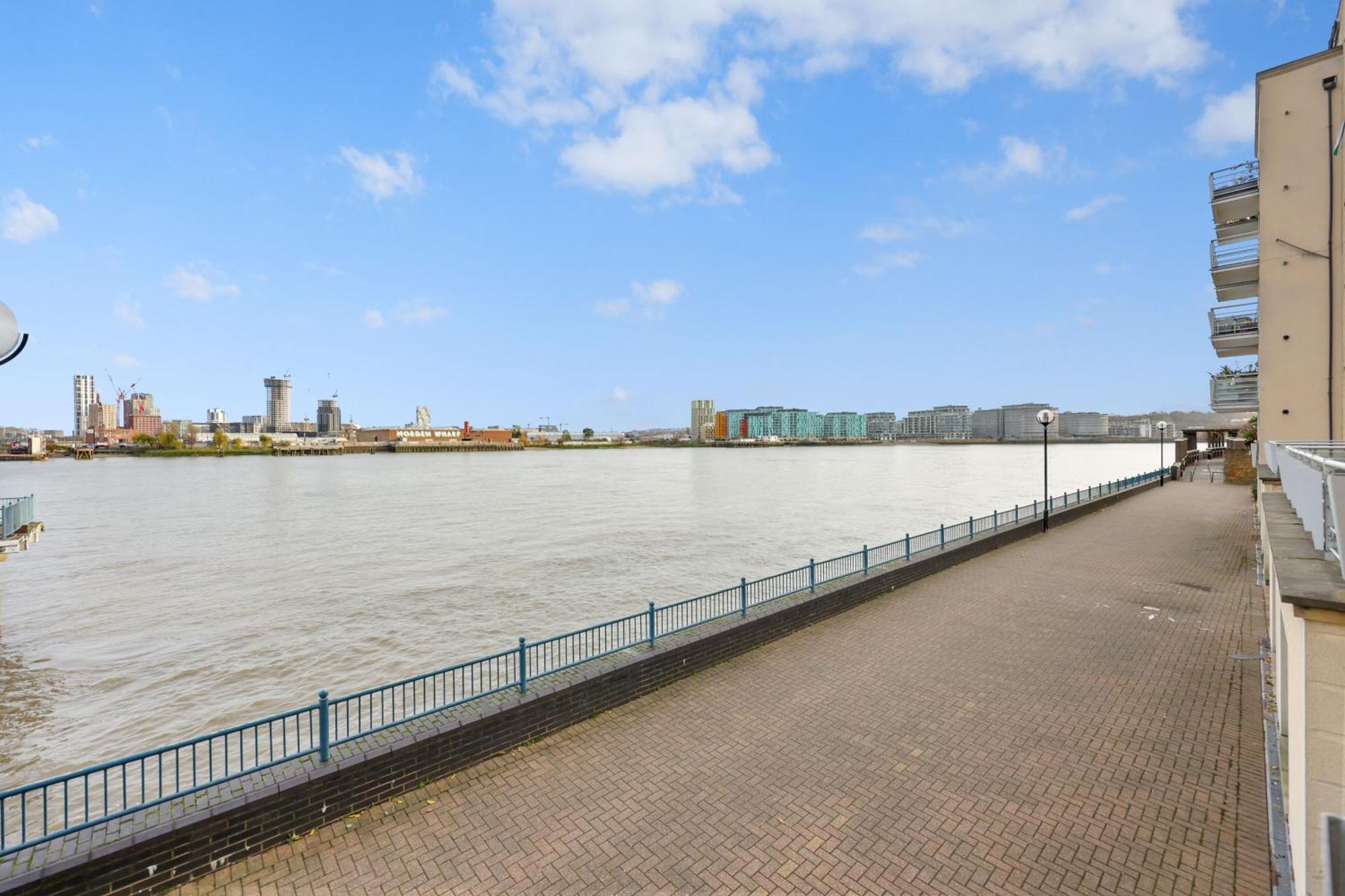 2 Bedroom Short Term & Flexible Renting Canary Wharf With Free Parking And Free Wifi Apartment London