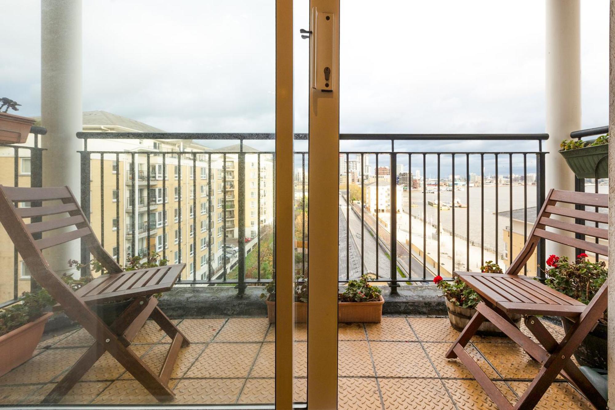 Lit 2br Flat With Balcony Near Canary Wharf, 1min Dlr Apartment *