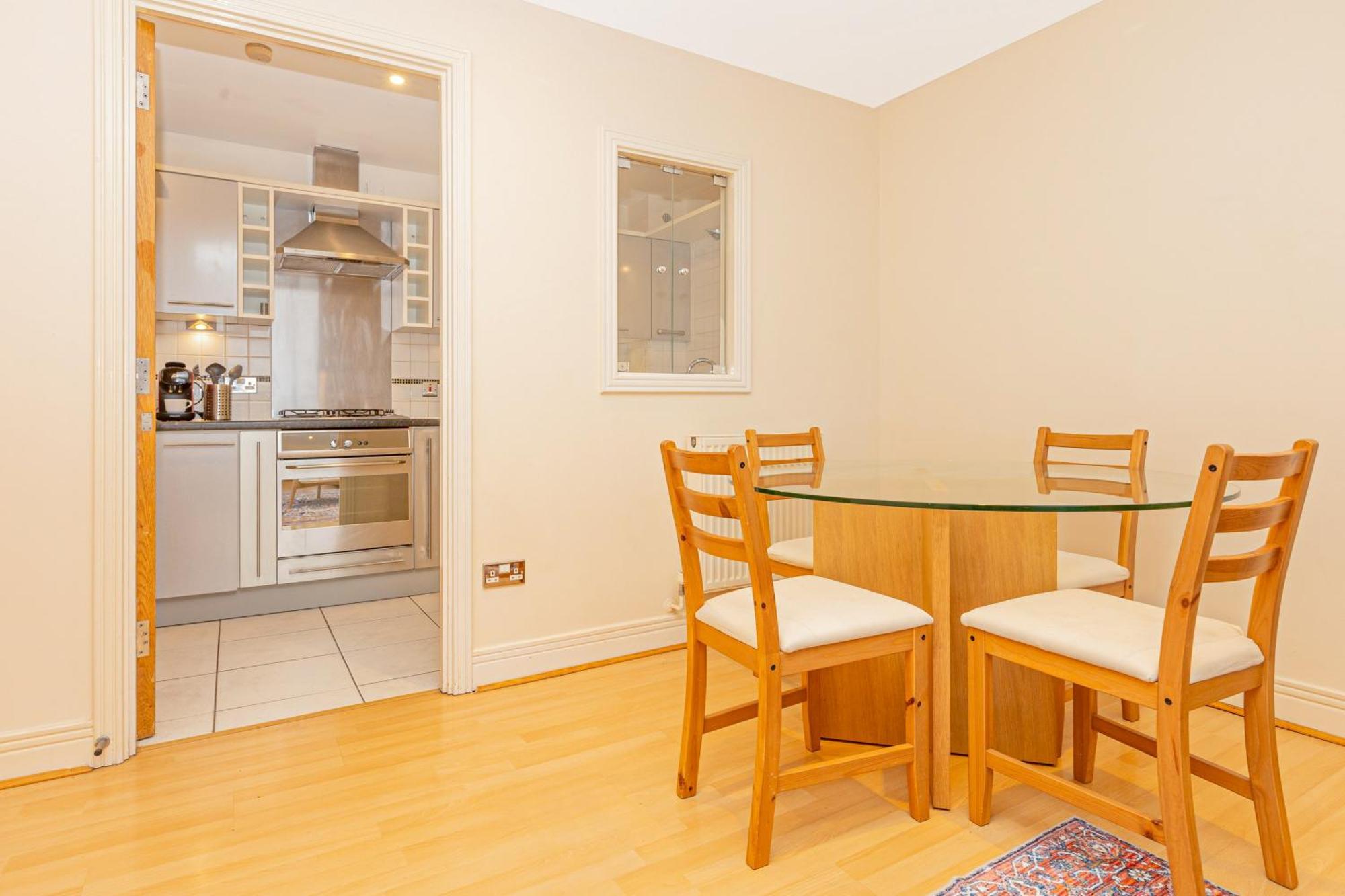 Lit 2br Flat With Balcony Near Canary Wharf, 1min Dlr Apartment