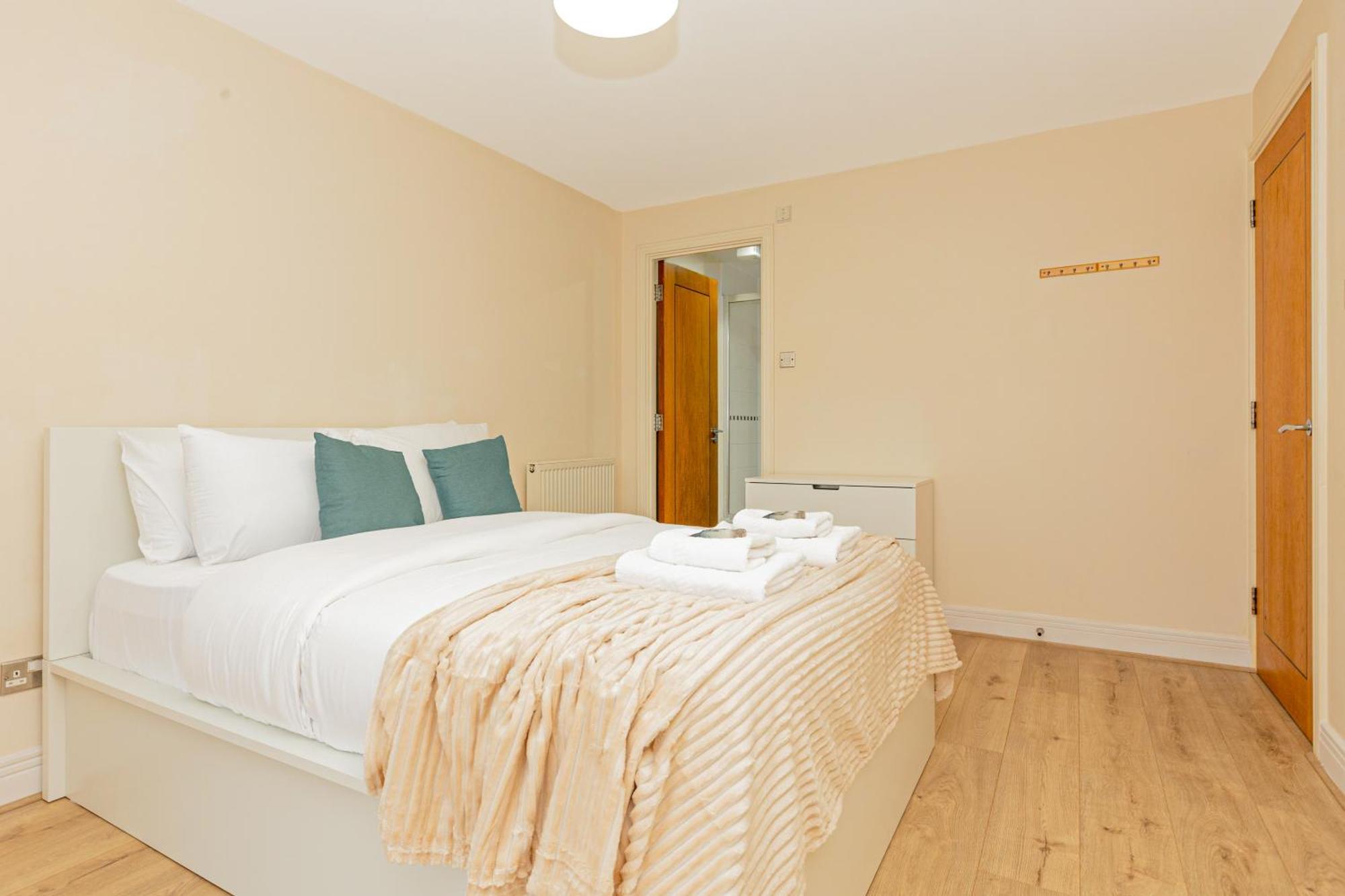 Apartment Lit 2br Flat With Balcony Near Canary Wharf, 1min Dlr *