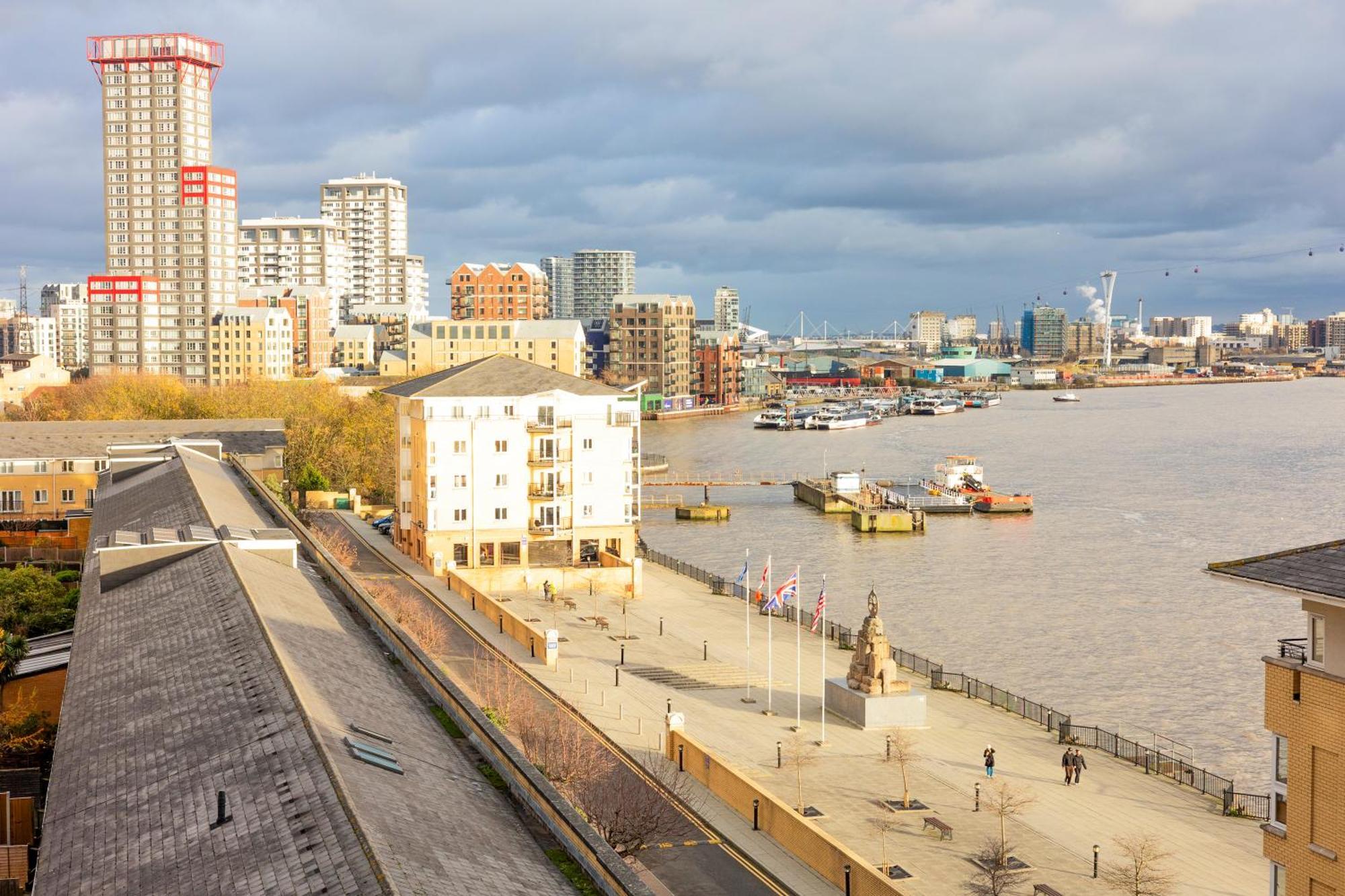 Apartment Lit 2br Flat With Balcony Near Canary Wharf, 1min Dlr London