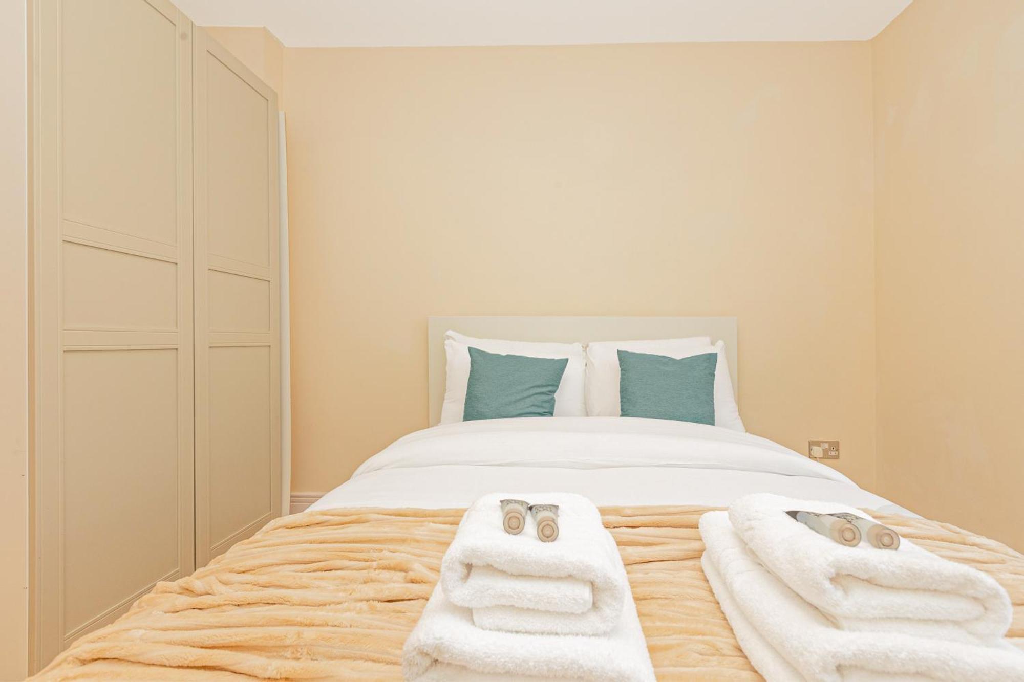 Lit 2br Flat With Balcony Near Canary Wharf, 1min Dlr * London