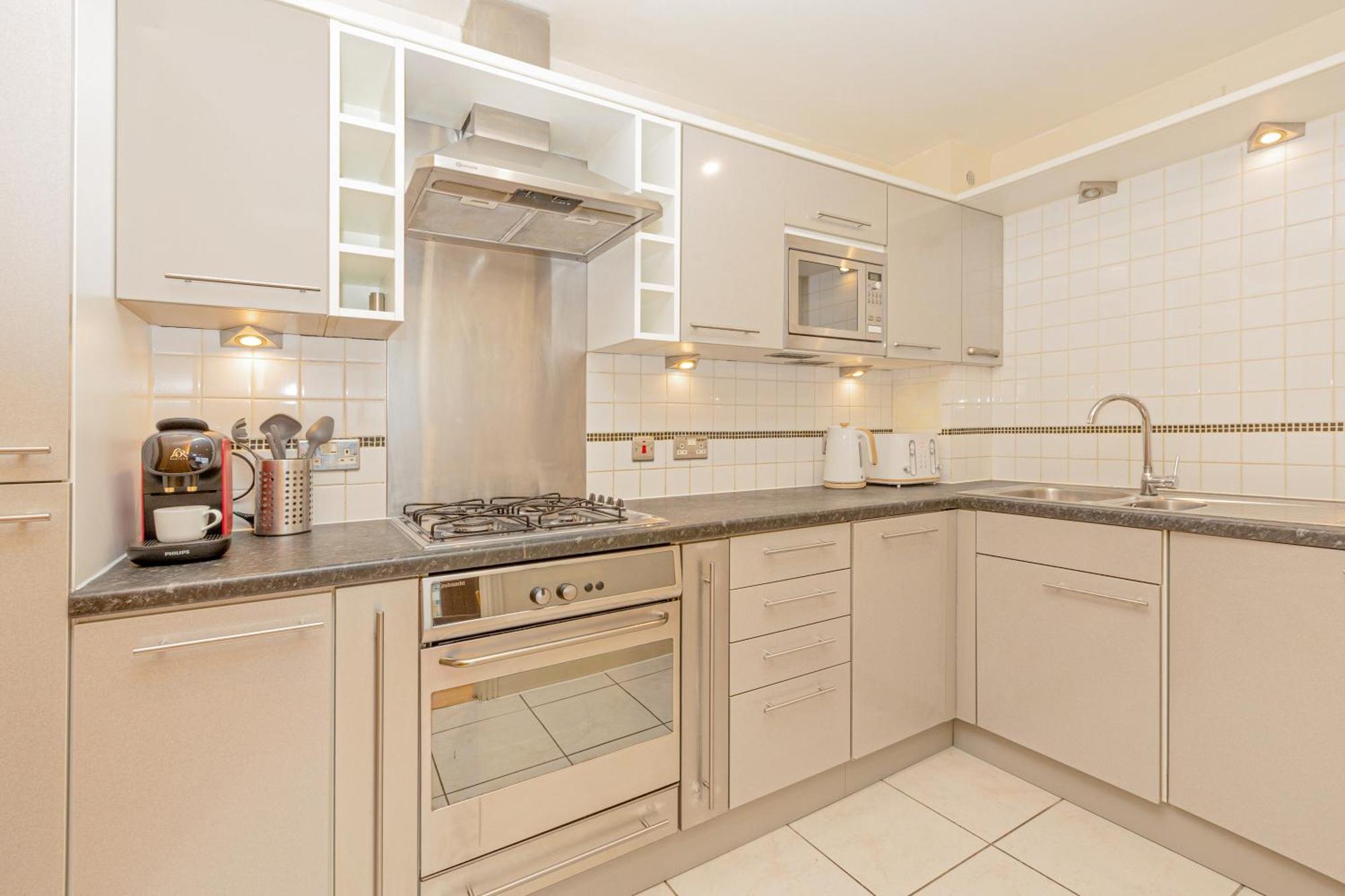 Lit 2br Flat With Balcony Near Canary Wharf, 1min Dlr Apartment