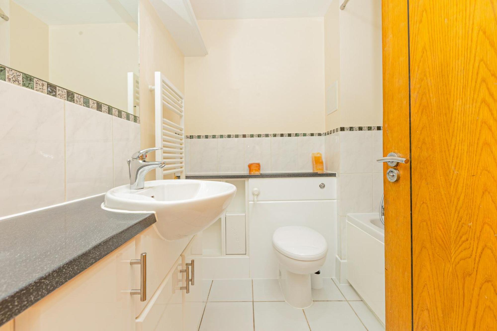 Lit 2br Flat With Balcony Near Canary Wharf, 1min Dlr Apartment *