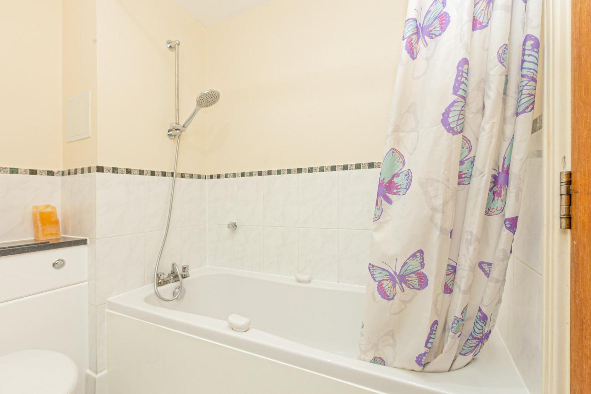 Lit 2br Flat With Balcony Near Canary Wharf, 1min Dlr London