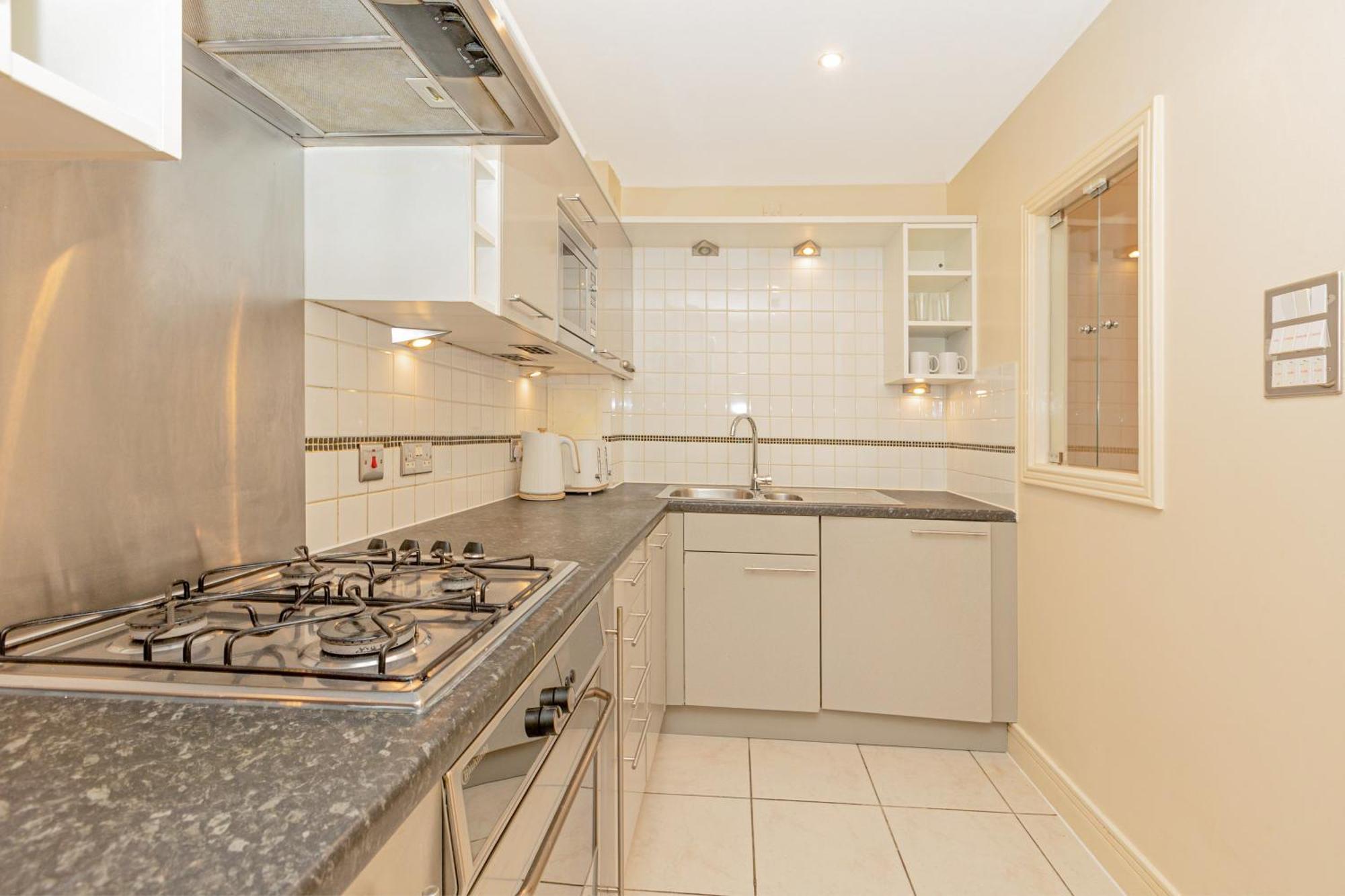 Lit 2br Flat With Balcony Near Canary Wharf, 1min Dlr Apartment London
