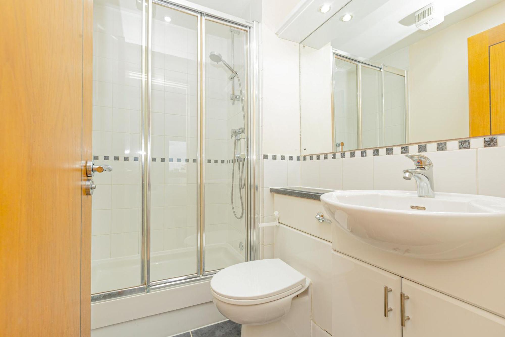 Lit 2br Flat With Balcony Near Canary Wharf, 1min Dlr * London