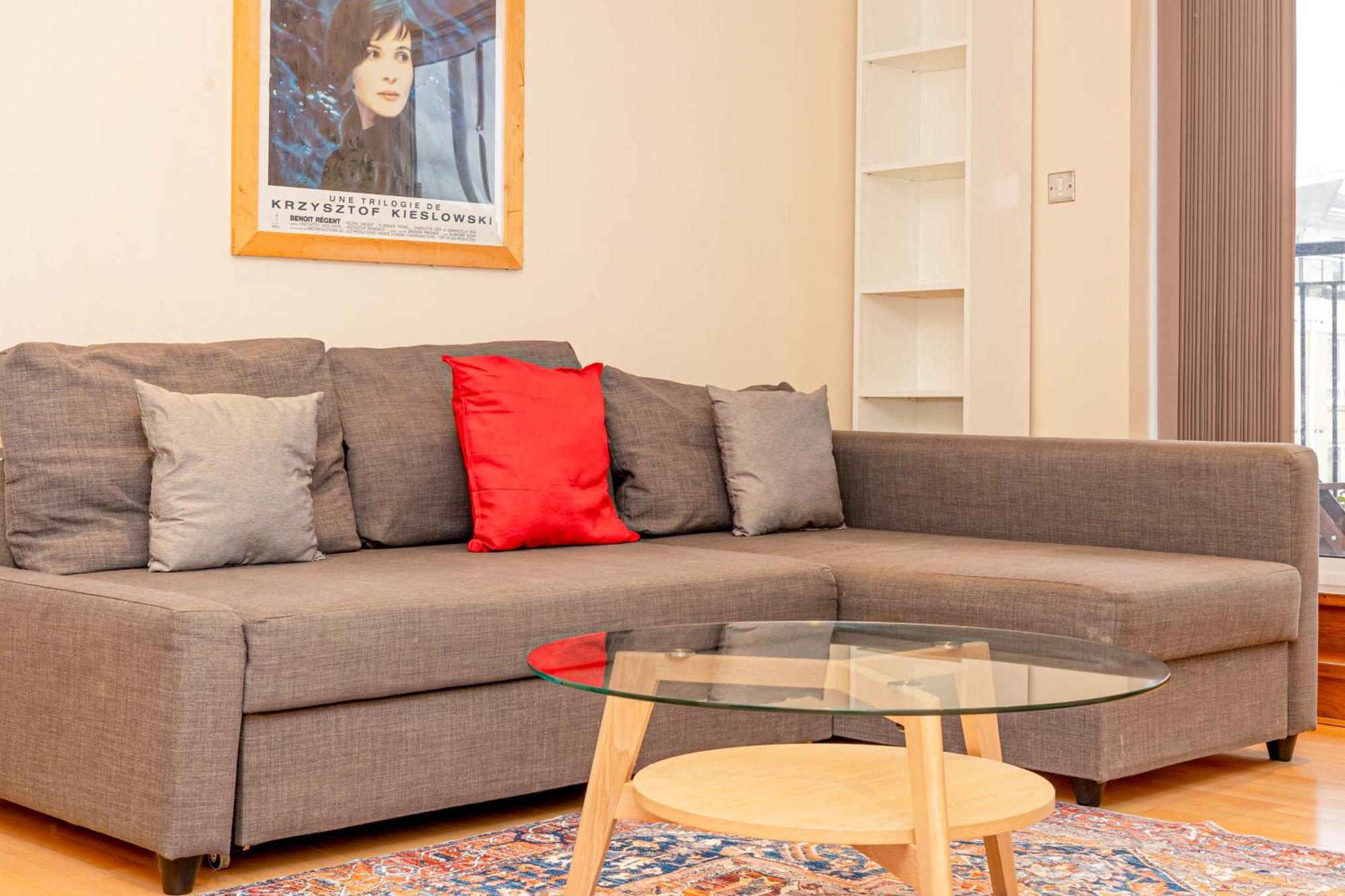 Apartment Lit 2br Flat With Balcony Near Canary Wharf, 1min Dlr *