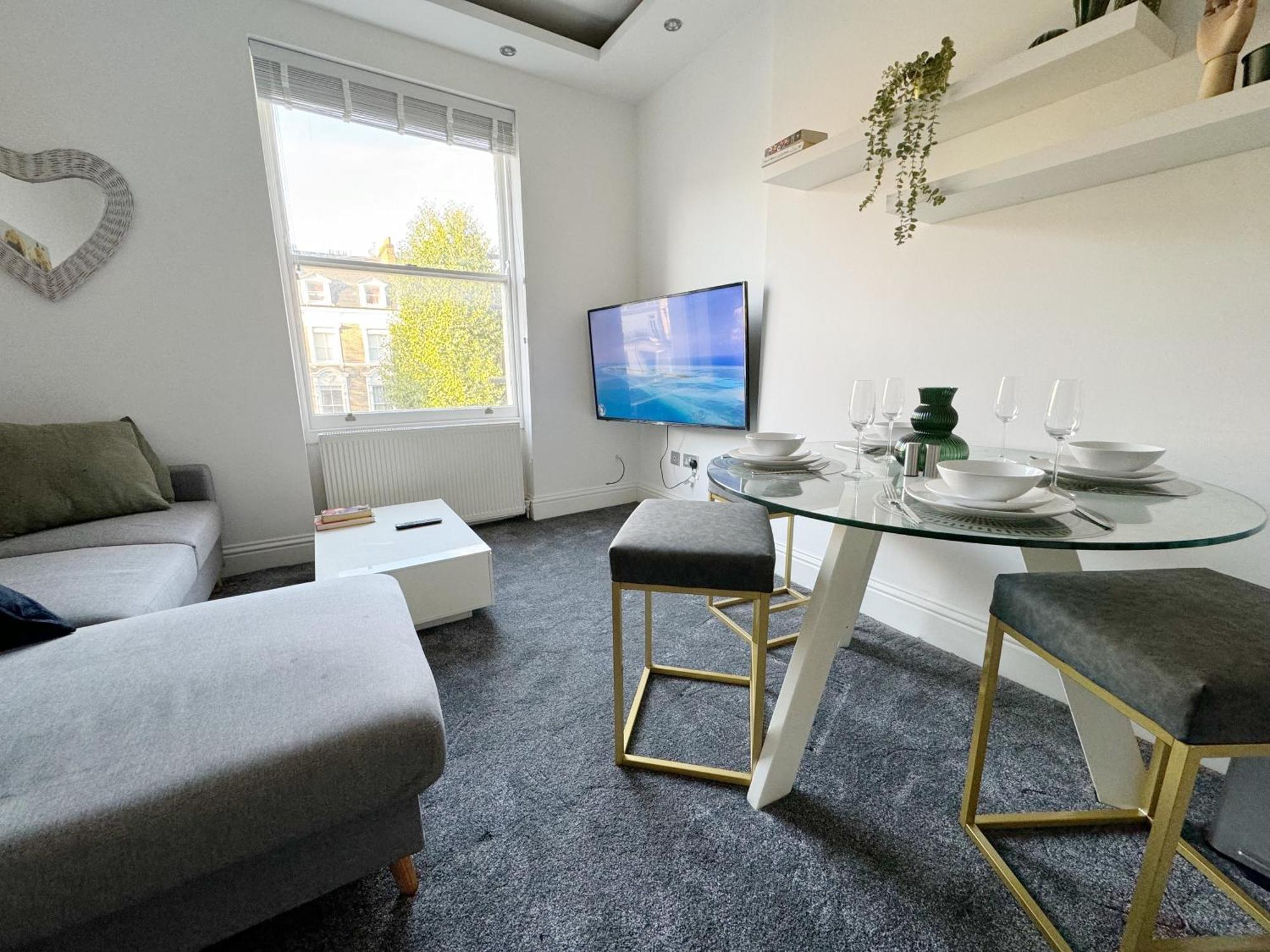 Apartment Stylish 2-bed Flat W Kitchen And Cosy Living Space London