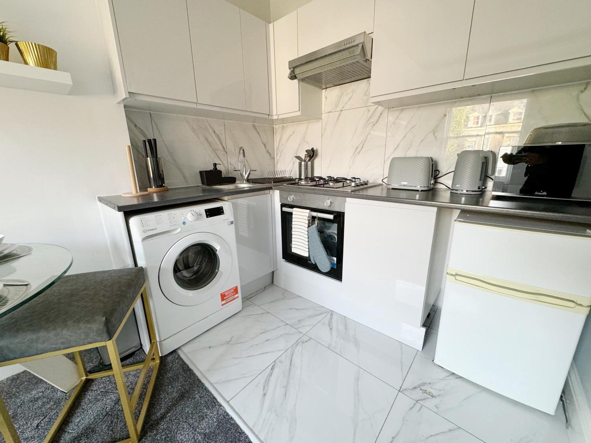 Stylish 2-bed Flat W Kitchen And Cosy Living Space * London