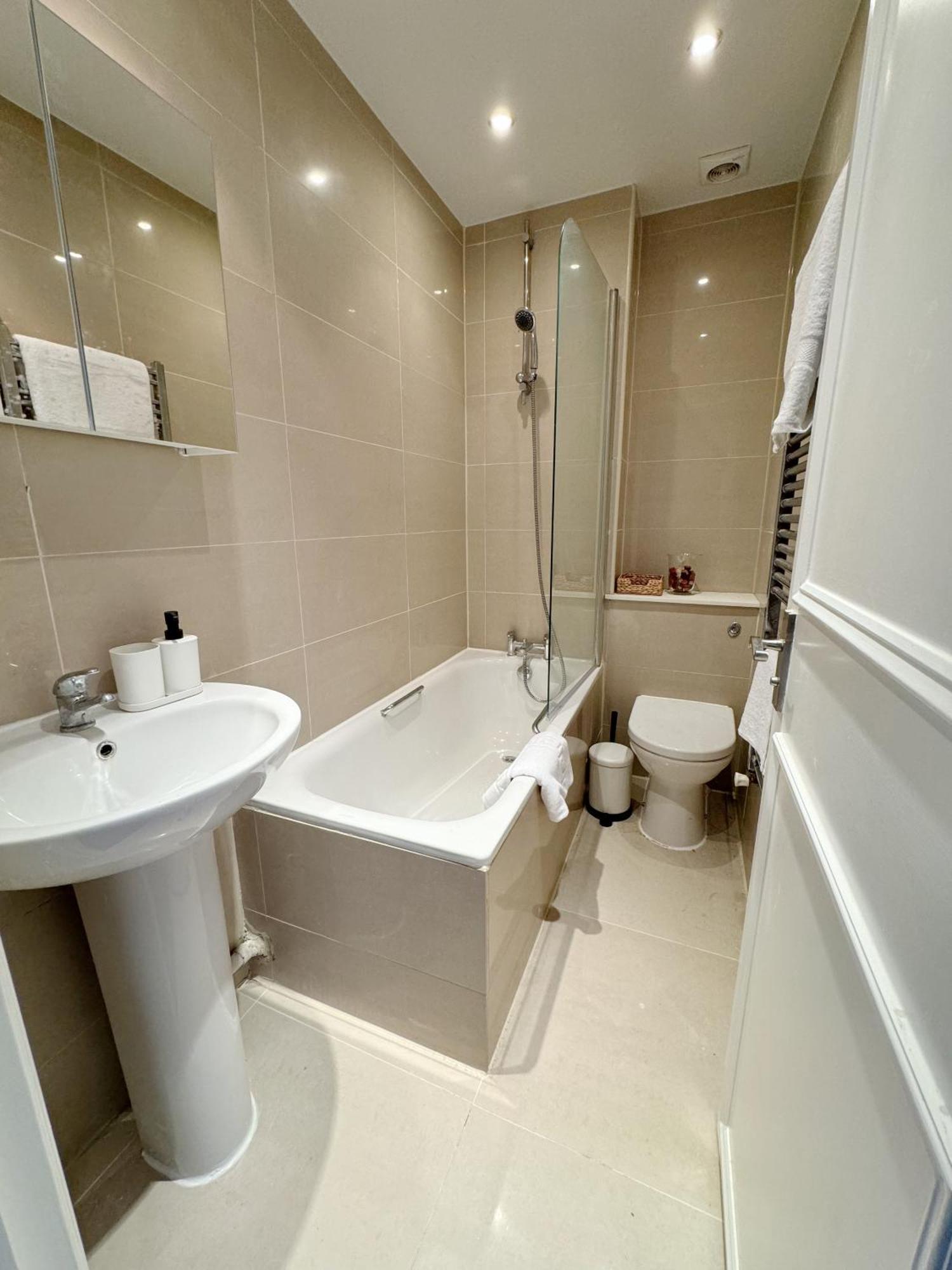 Stylish 2-bed Flat W Kitchen And Cosy Living Space Apartment
