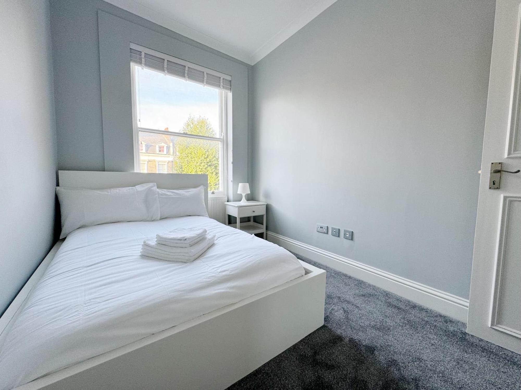 Stylish 2-bed Flat W Kitchen And Cosy Living Space London