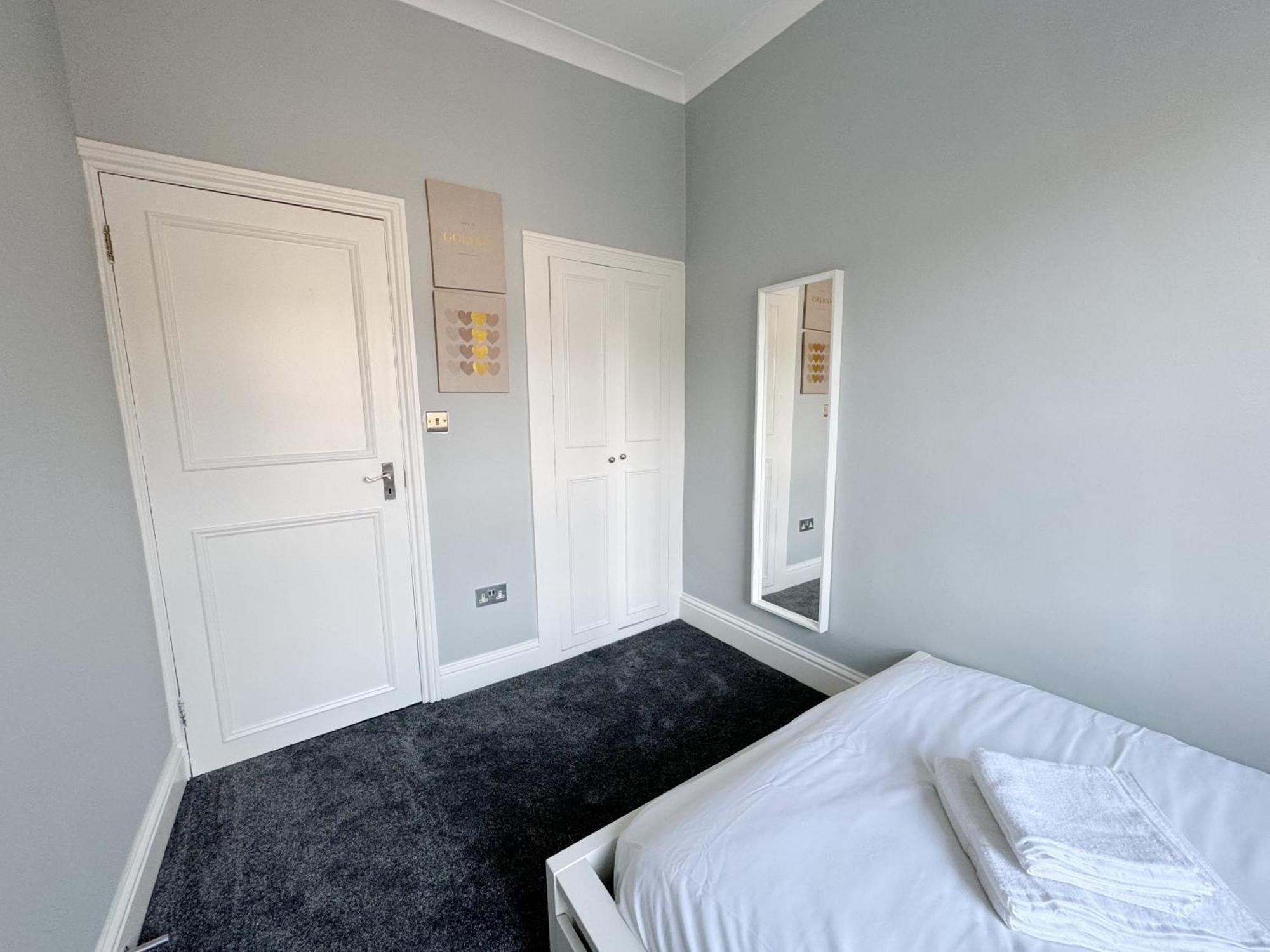 Apartment Stylish 2-bed Flat W Kitchen And Cosy Living Space London