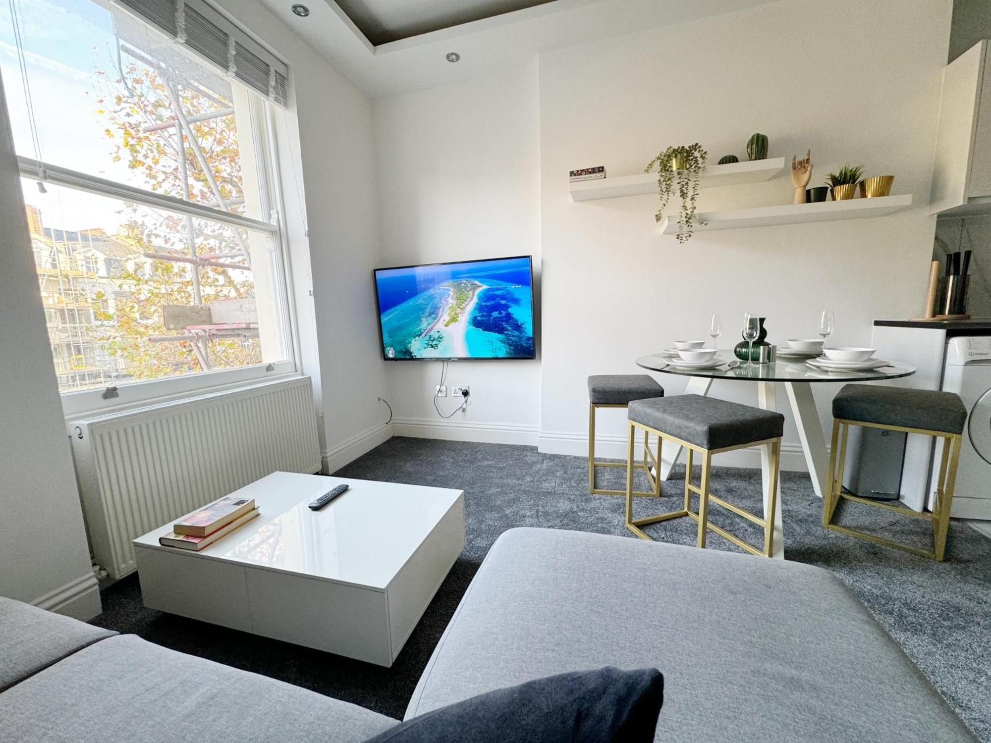 Stylish 2-bed Flat W Kitchen And Cosy Living Space London