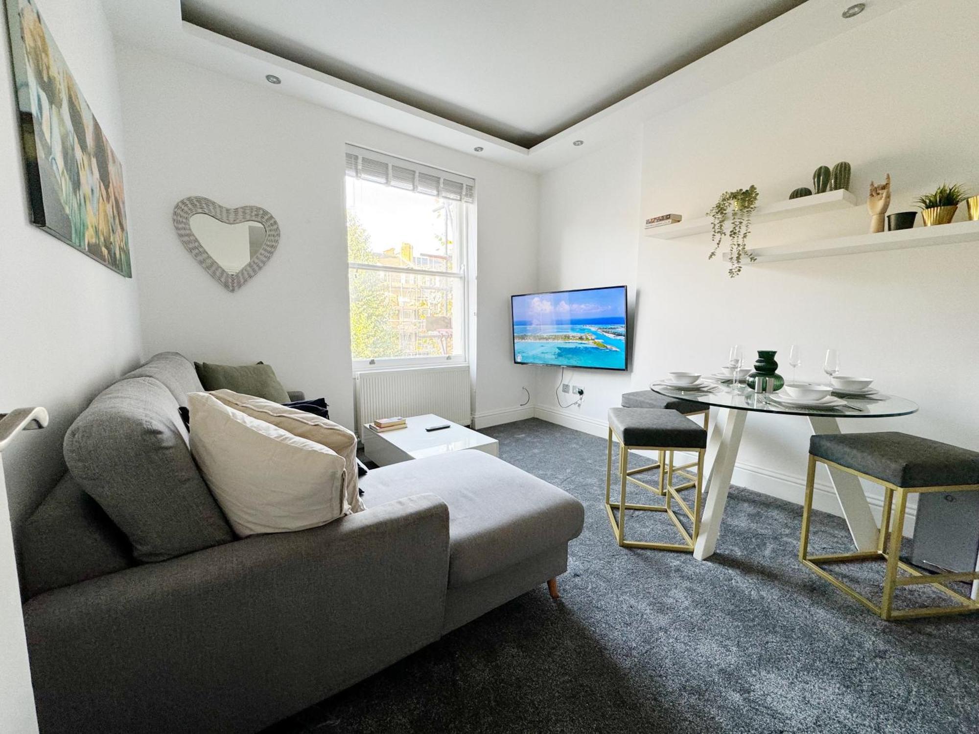 Apartment Stylish 2-bed Flat W Kitchen And Cosy Living Space *