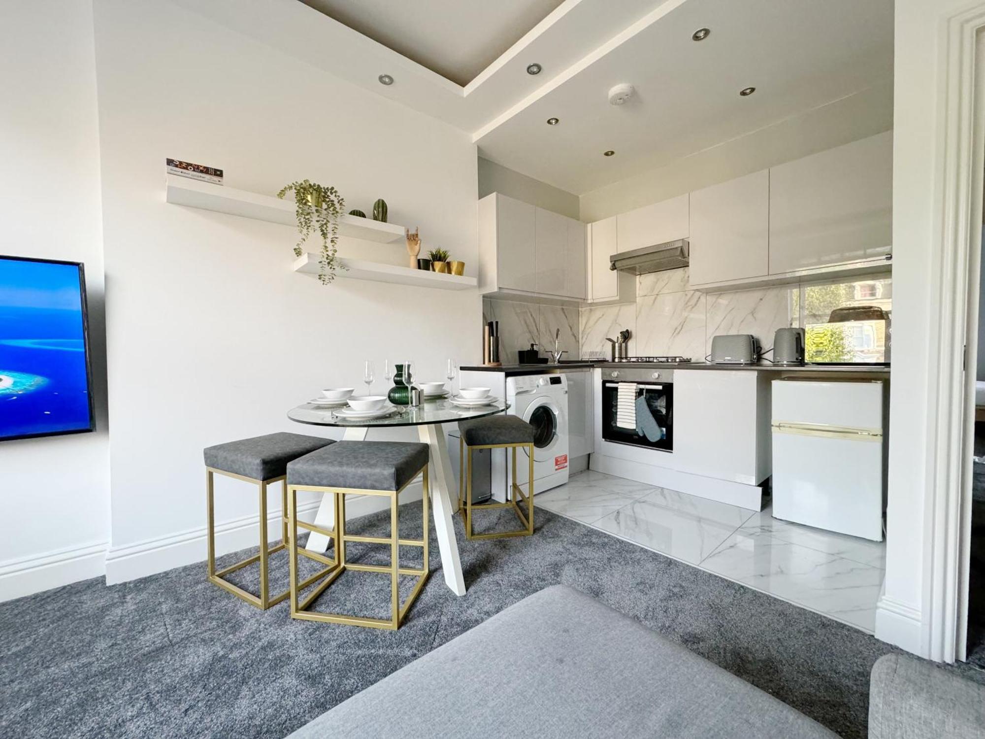 Stylish 2-bed Flat W Kitchen And Cosy Living Space * London