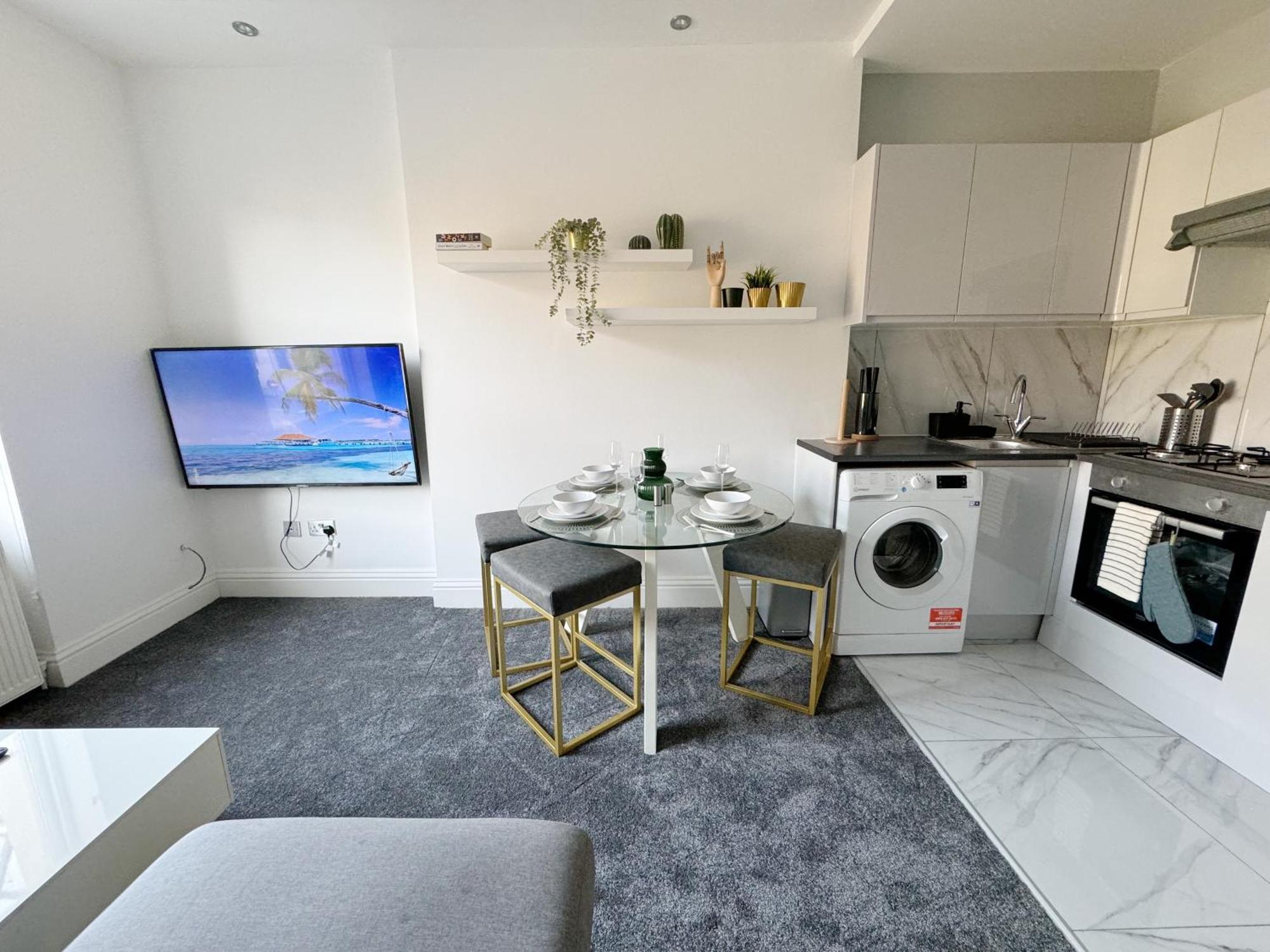Apartment Stylish 2-bed Flat W Kitchen And Cosy Living Space *