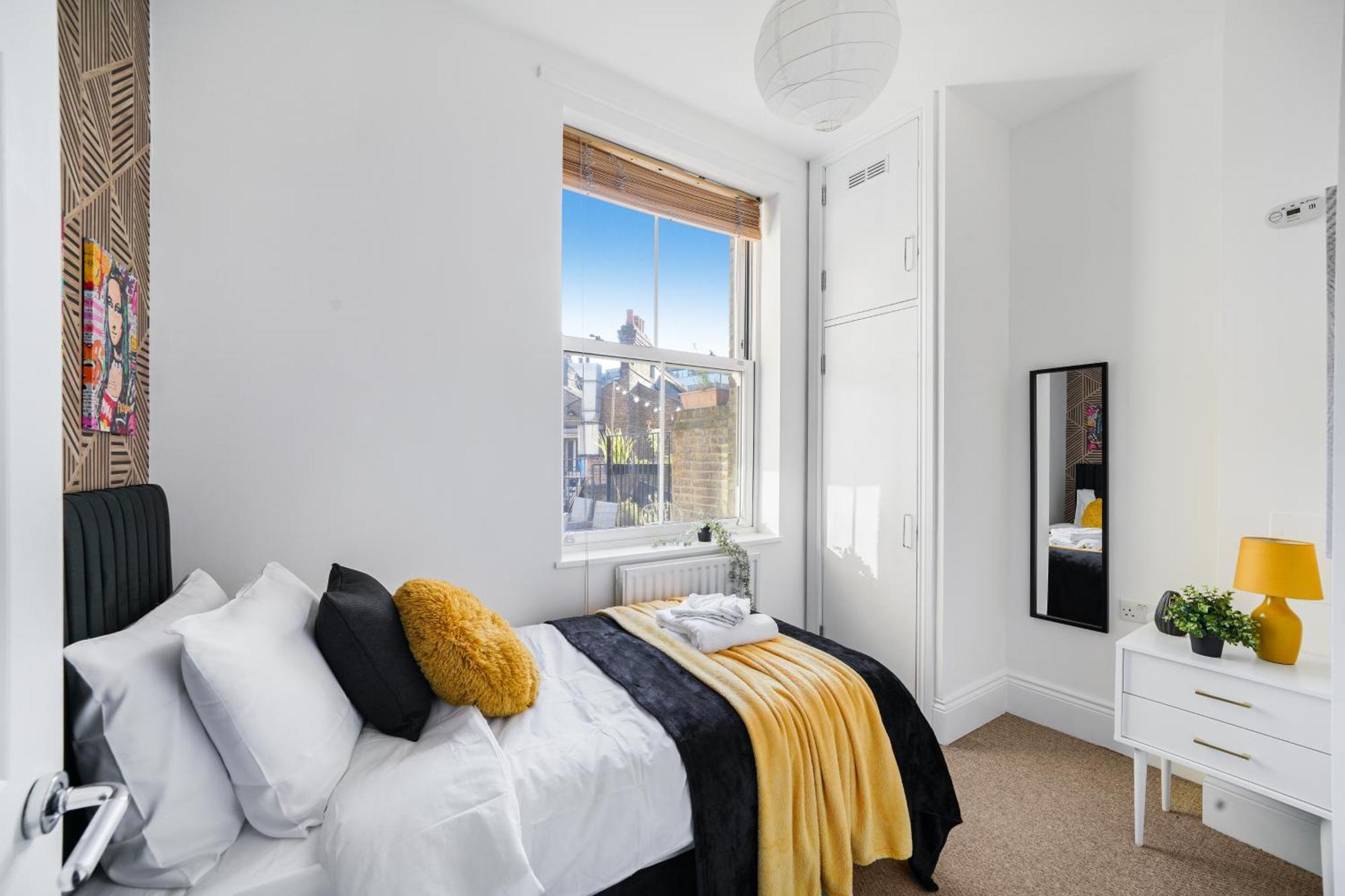 Boutique Hackney Abode - Balcony - Sleeps 6 London