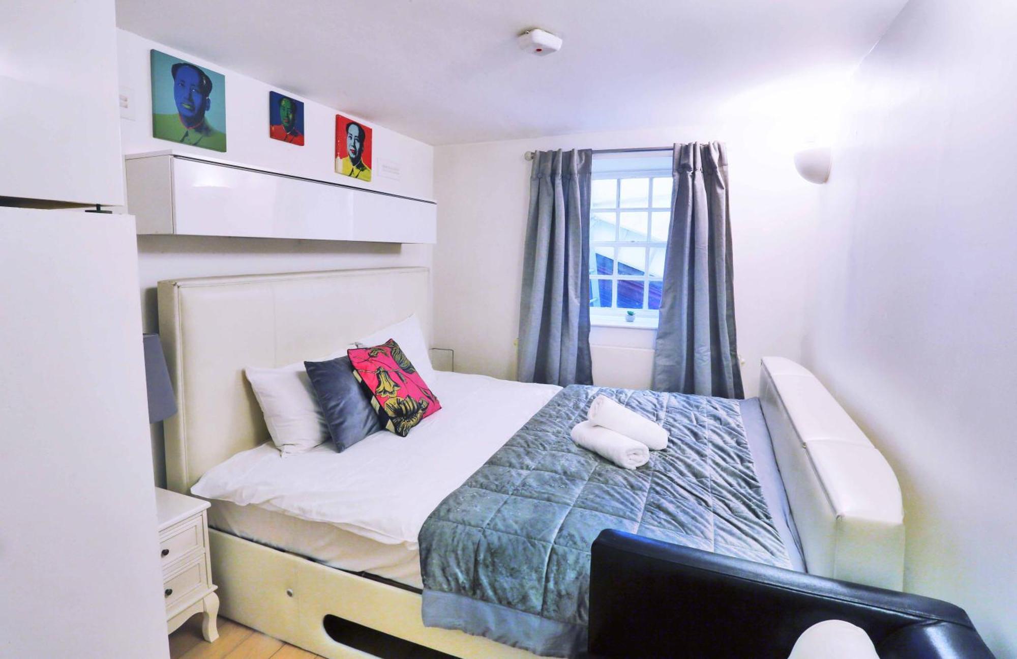 Piccadilly Circus Collections Homestay London