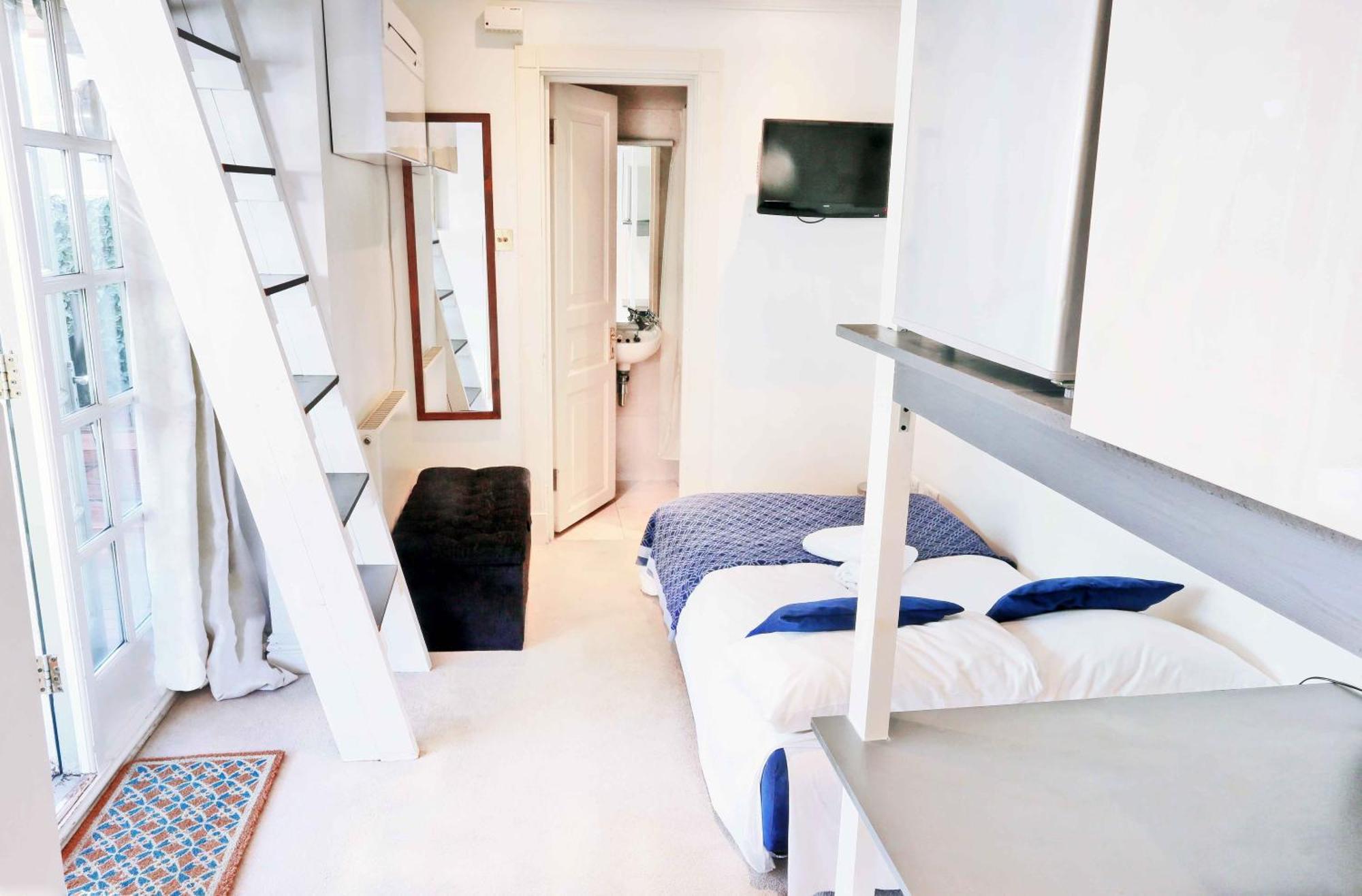 Piccadilly Circus Collections Homestay