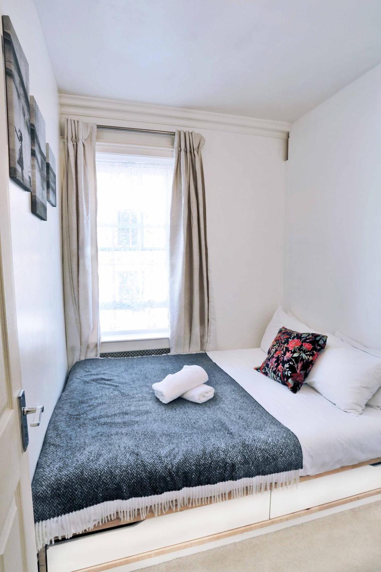 Homestay Piccadilly Circus Collections