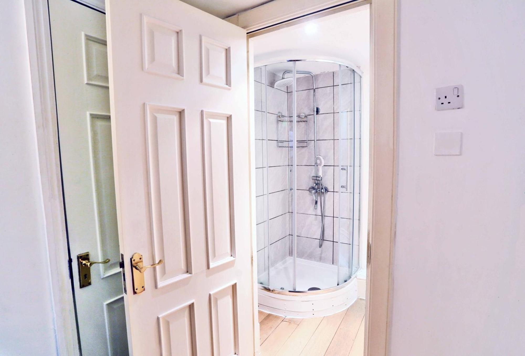 Piccadilly Circus Collections Homestay