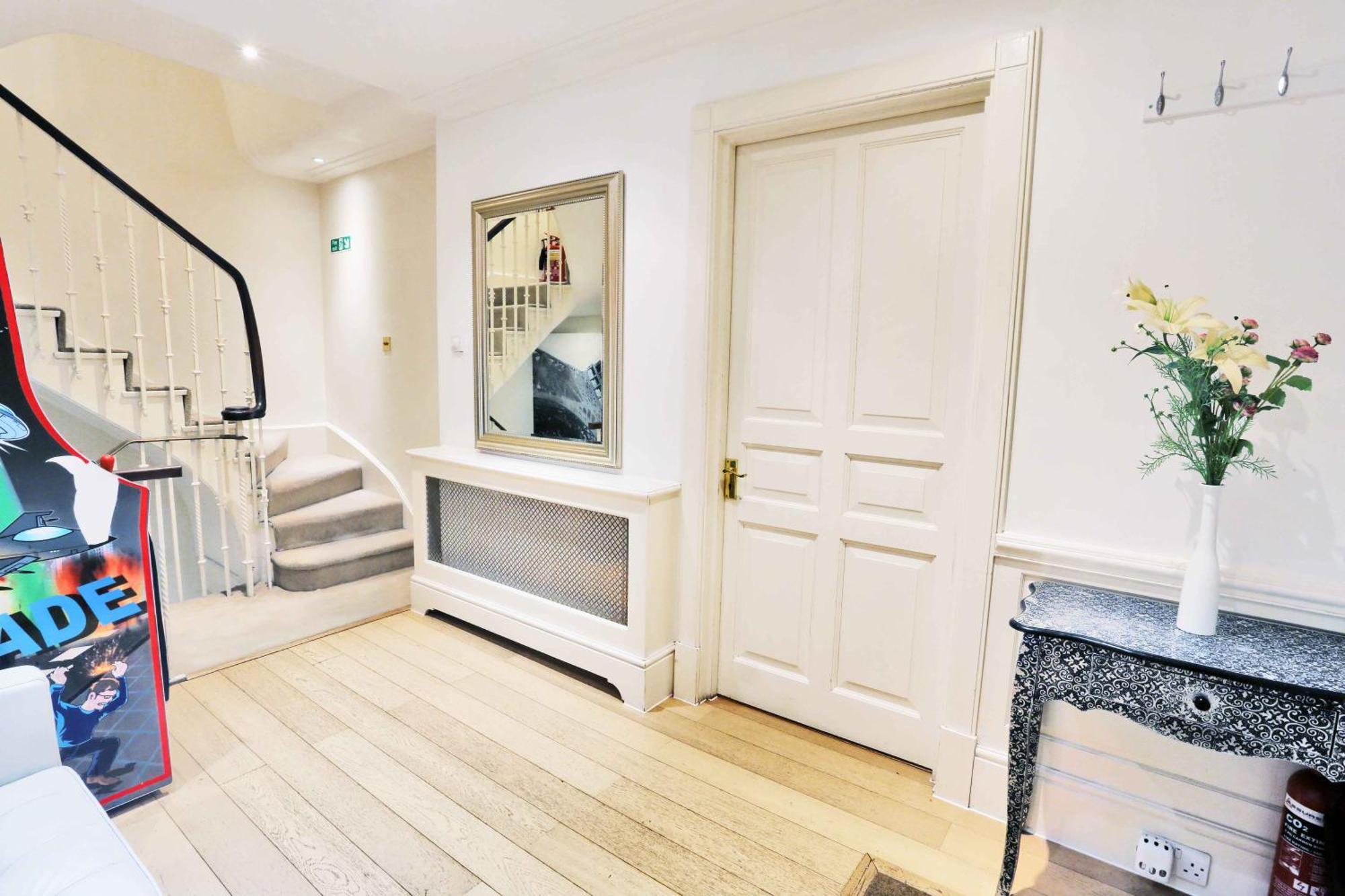Homestay Piccadilly Circus Collections *