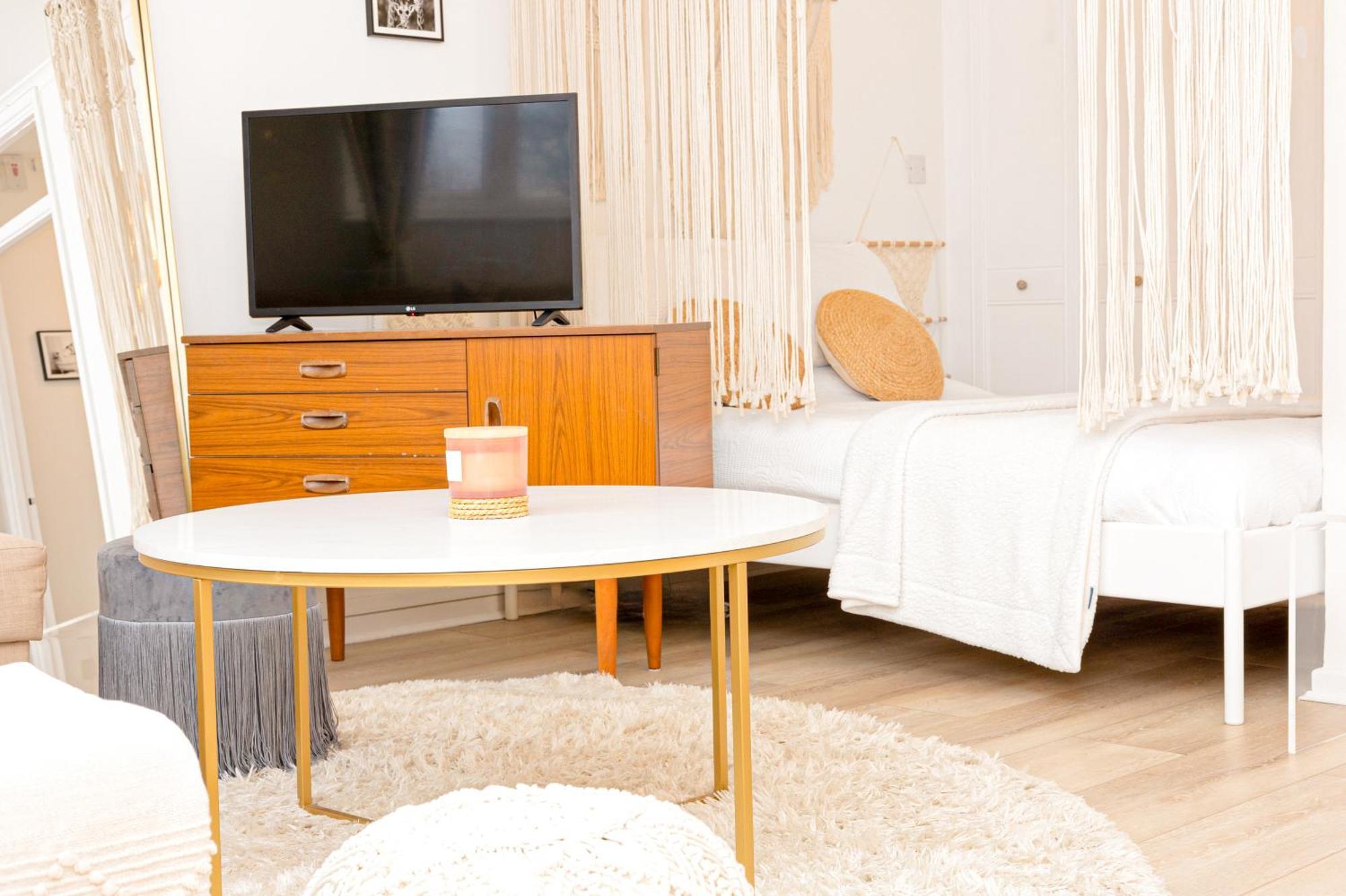 Charming With Balcony In Putney, 5 Min Tube *