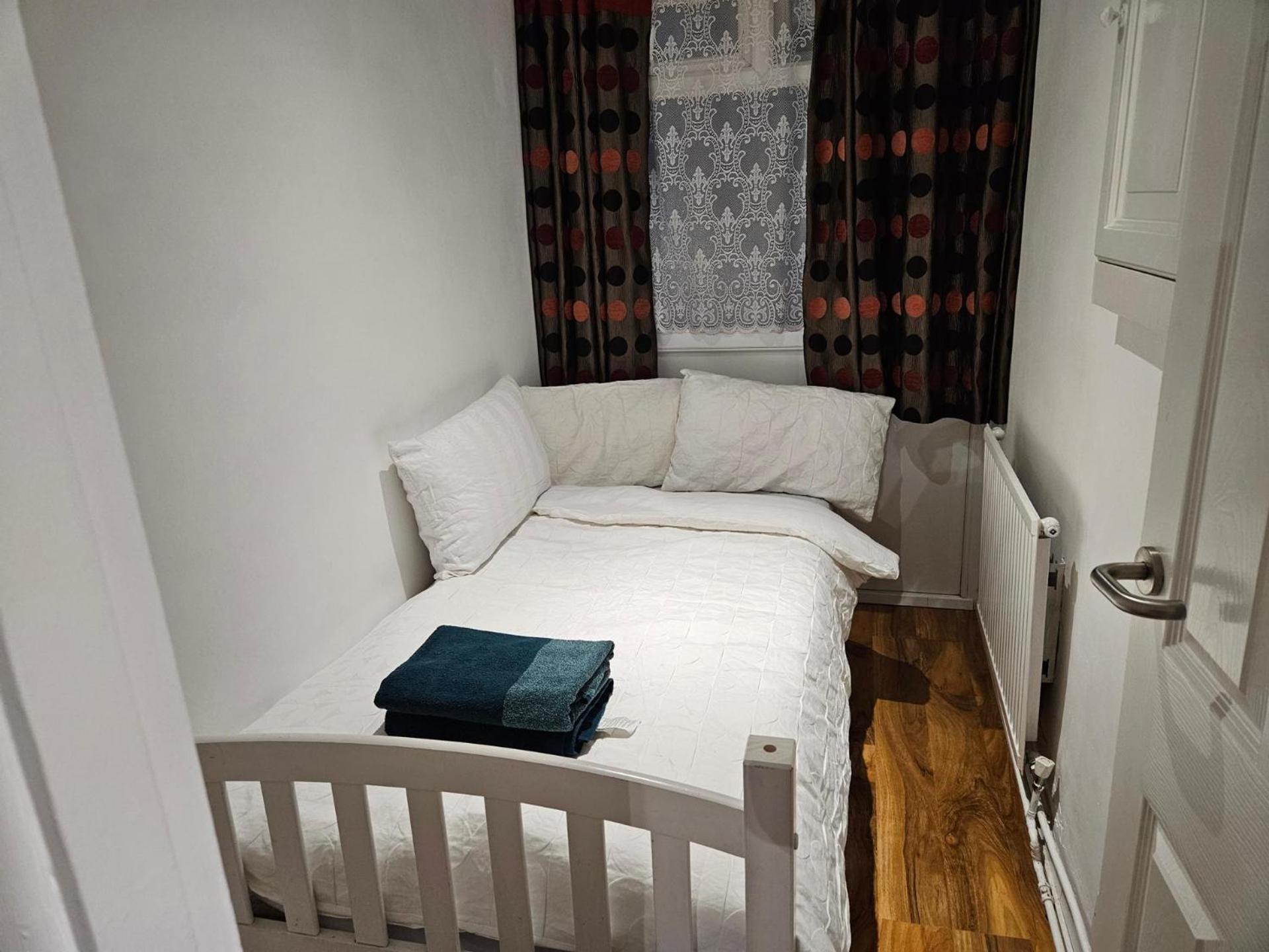 Mitcham Junction - 2 Bed - Sleeps 6 Apartment London