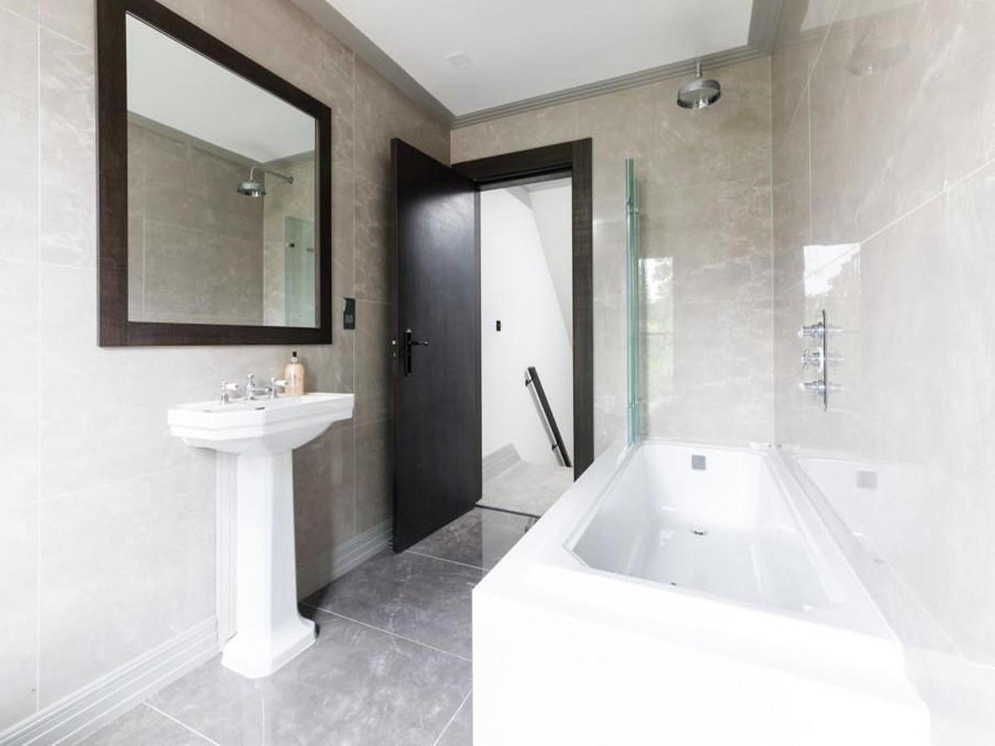 4bedroom, 3bath Retreat With Extra Toilet & Private Garden Oasis Apartment
