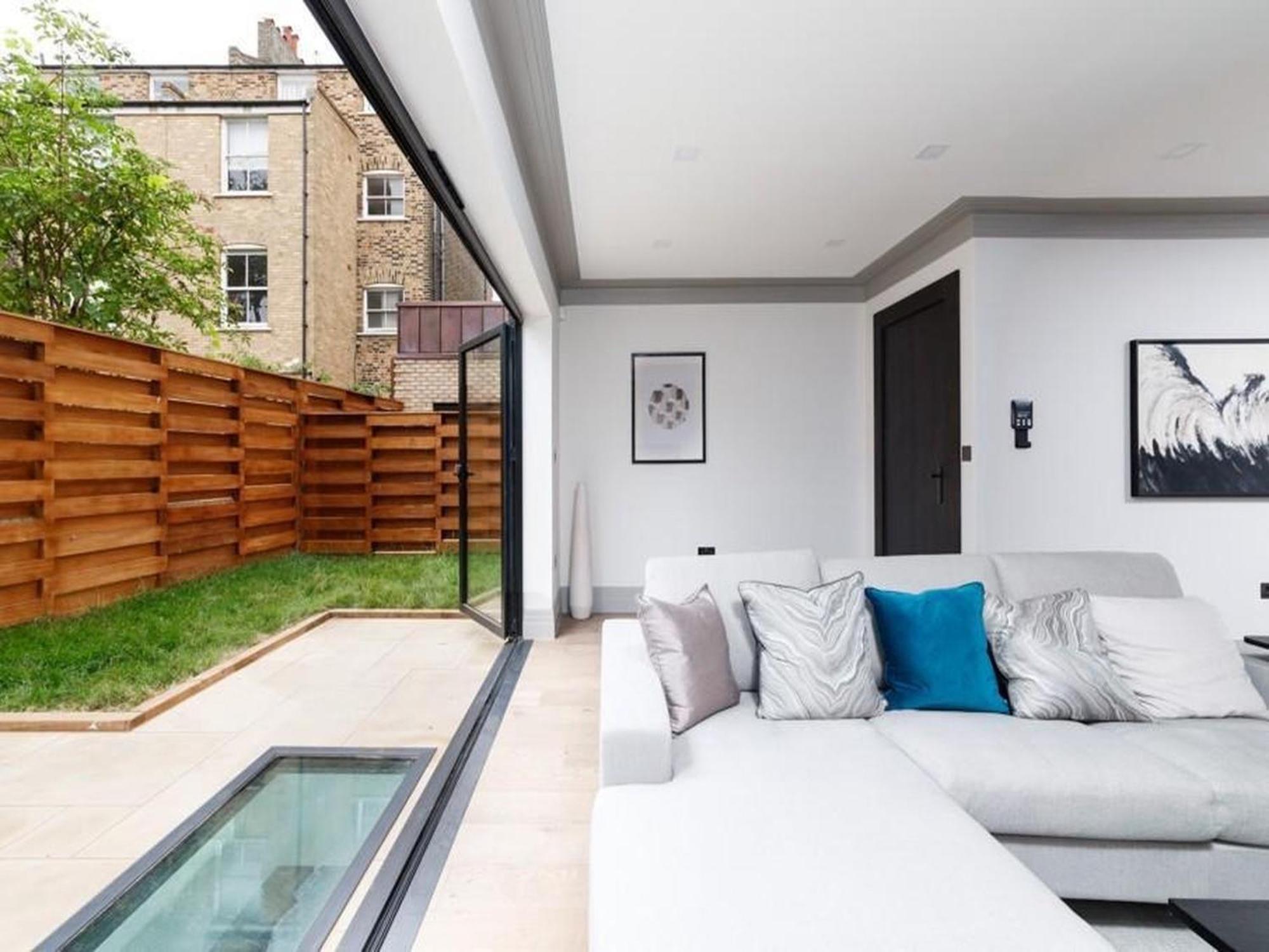4bedroom, 3bath Retreat With Extra Toilet & Private Garden Oasis Apartment *