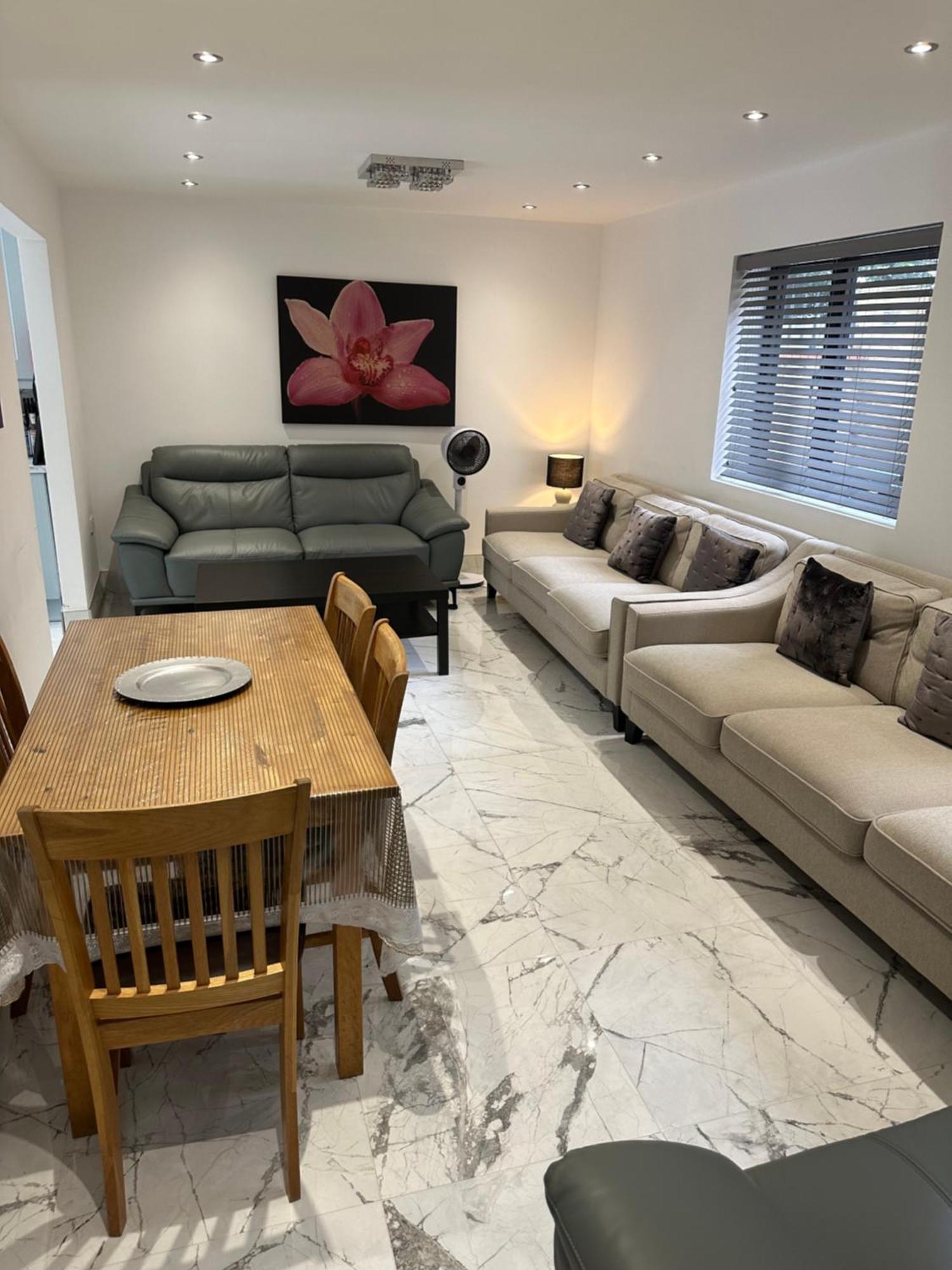 Modern House Stratford E15 - Sleeps 2 - 9, Fast Links To London, Near O2, Greenwich & Olympic Park, Child-friendly Garden, Free Parking, Free Wifi *