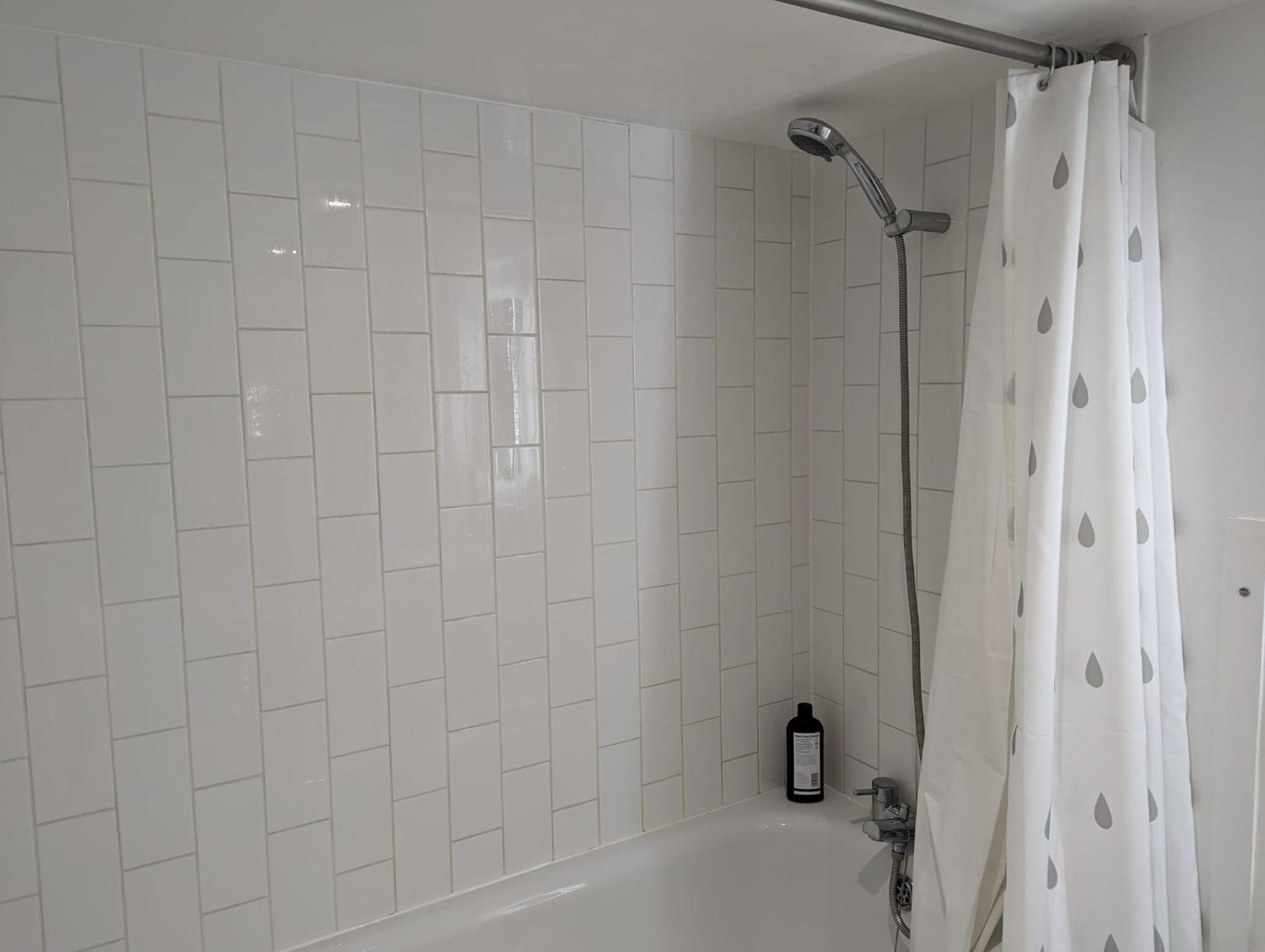 Bright And Spacious Victorian Conversion Apartment London