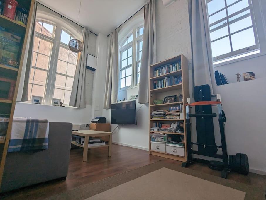 Apartment Bright And Spacious Victorian Conversion London