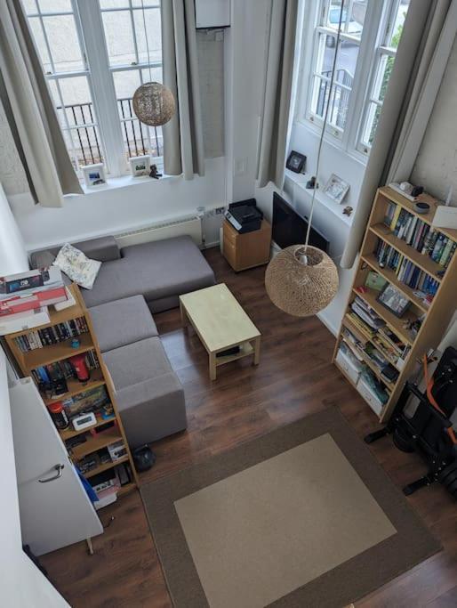 Apartment Bright And Spacious Victorian Conversion London