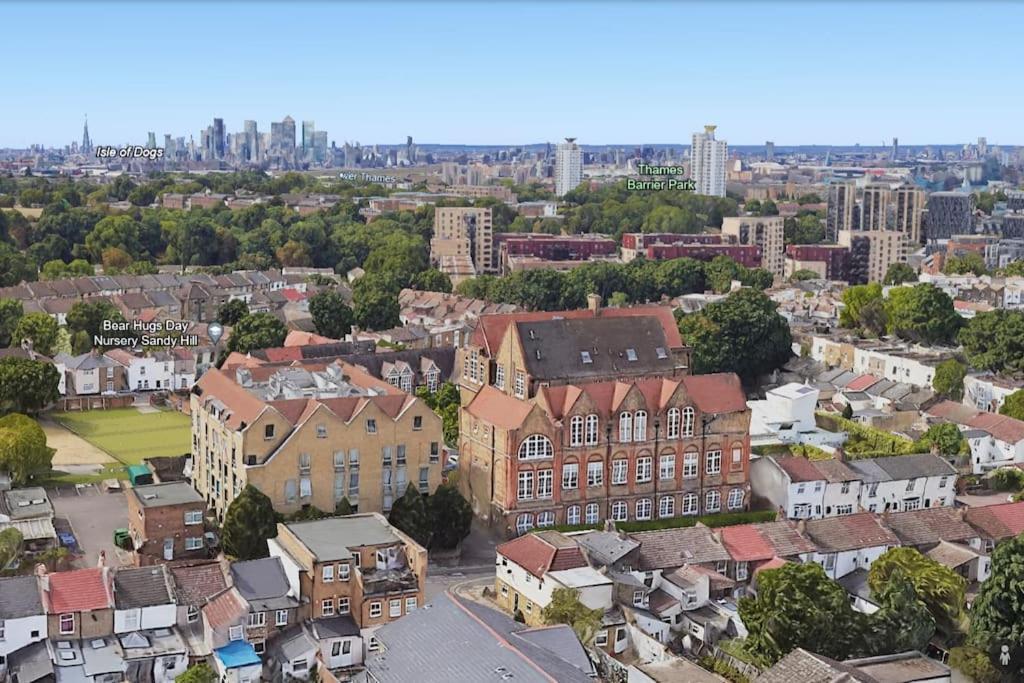Bright And Spacious Victorian Conversion Apartment London