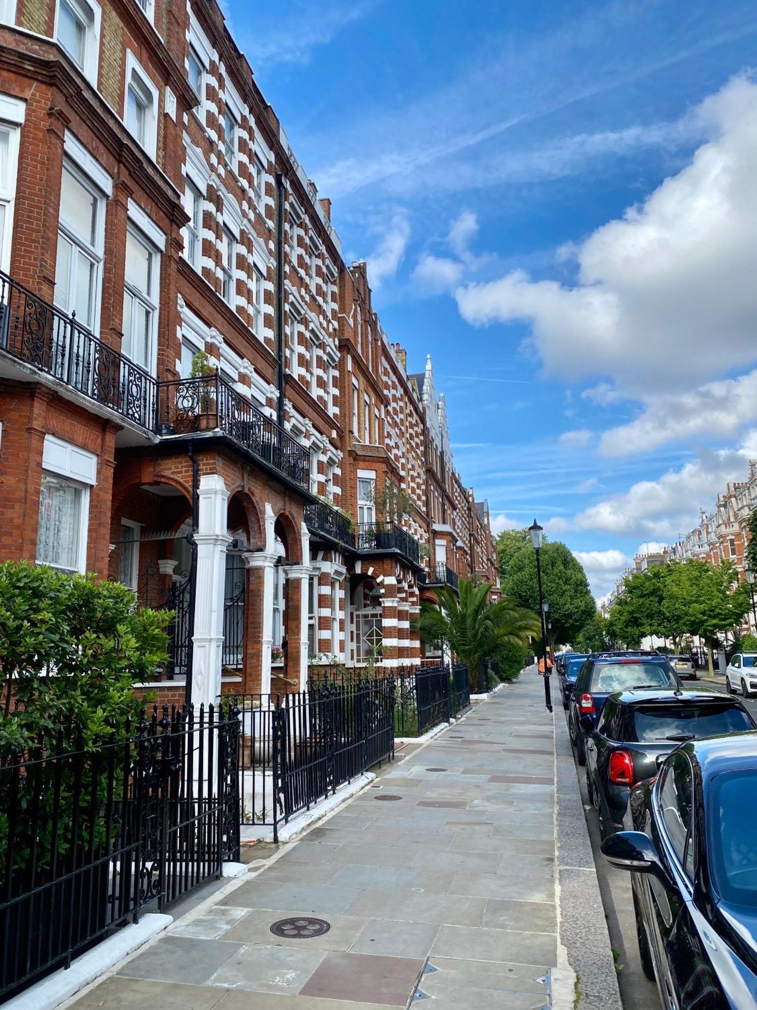 Spacious In Earls Court Apartment