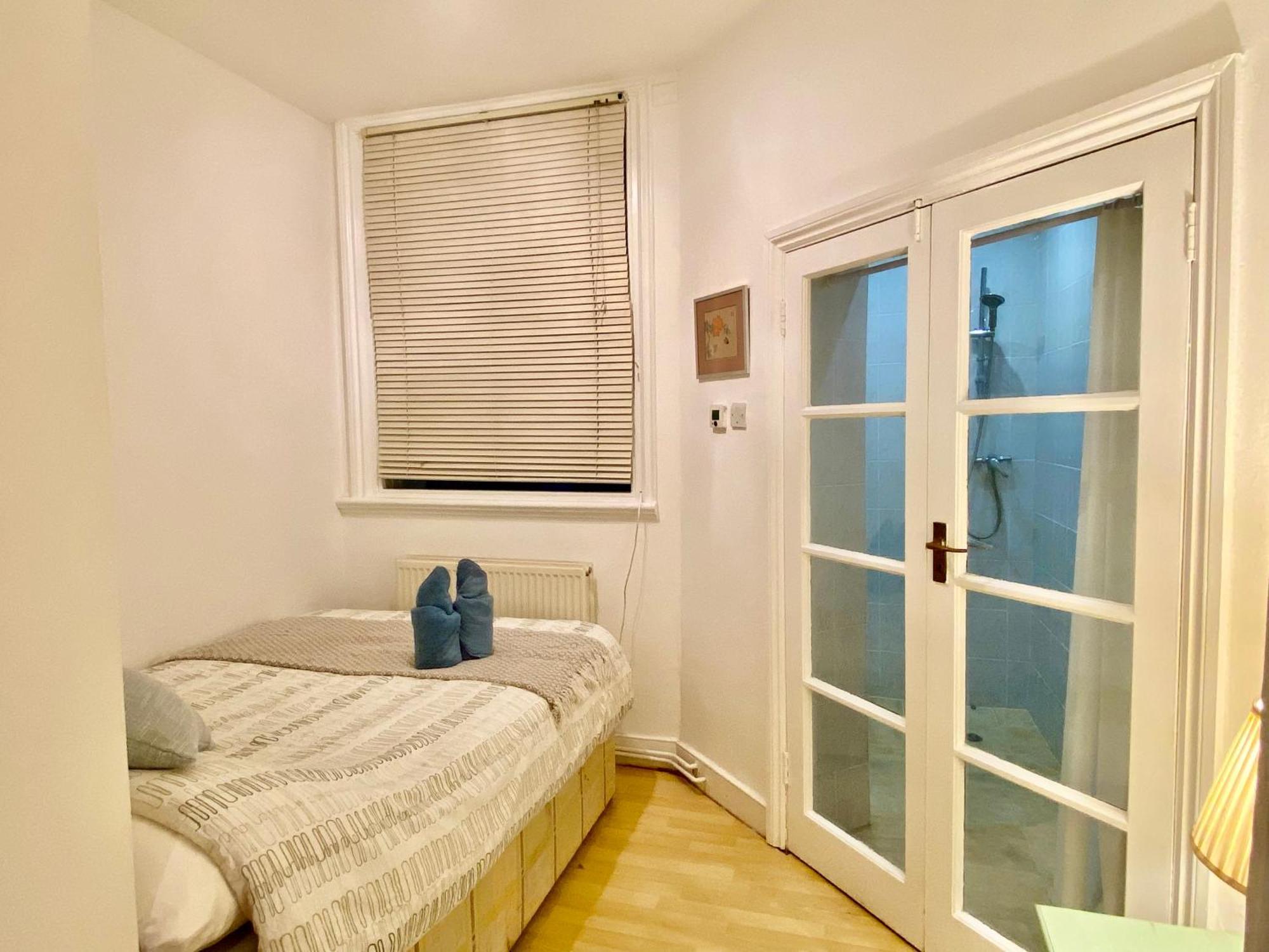 Spacious In Earls Court * London