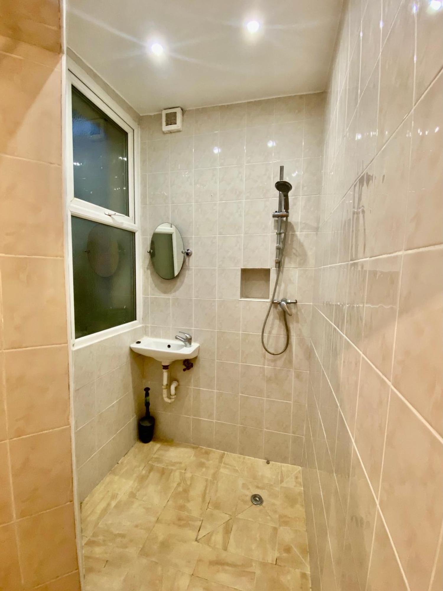 Spacious In Earls Court Apartment London