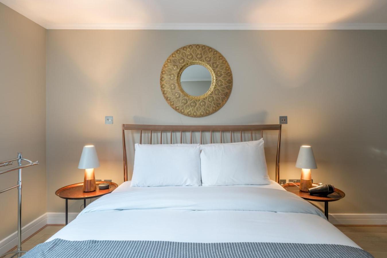 Gorgeous Design 2 Bed Flat Barons Court Sleeps Six London